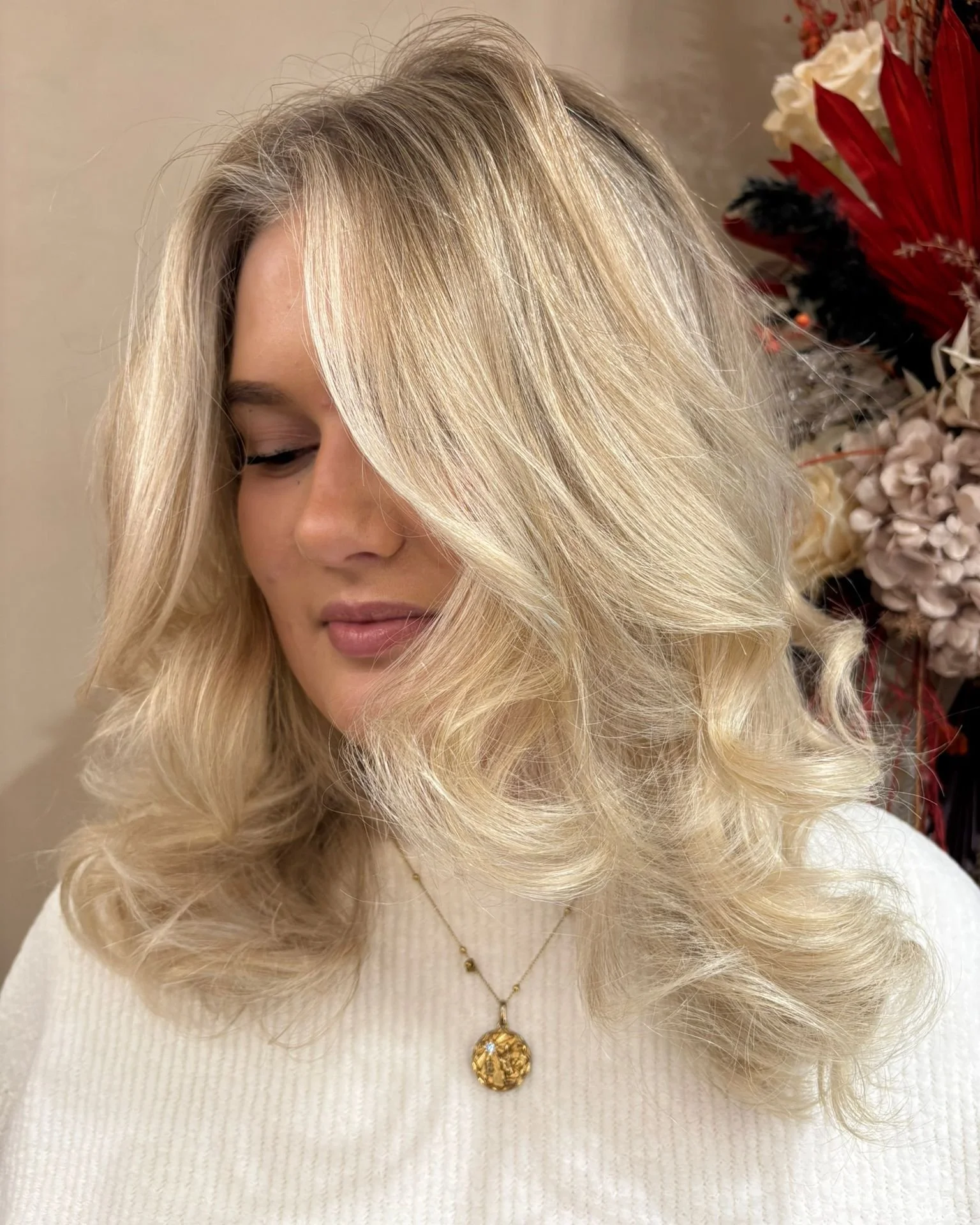 6 months of grow-out and a very well-deserved refresh ✨

Soft teasylights were added to lift and brighten the blonde while keeping everything seamless and natural, giving full coverage without any harsh lines 🤍

The result? Fresh, blended and effort