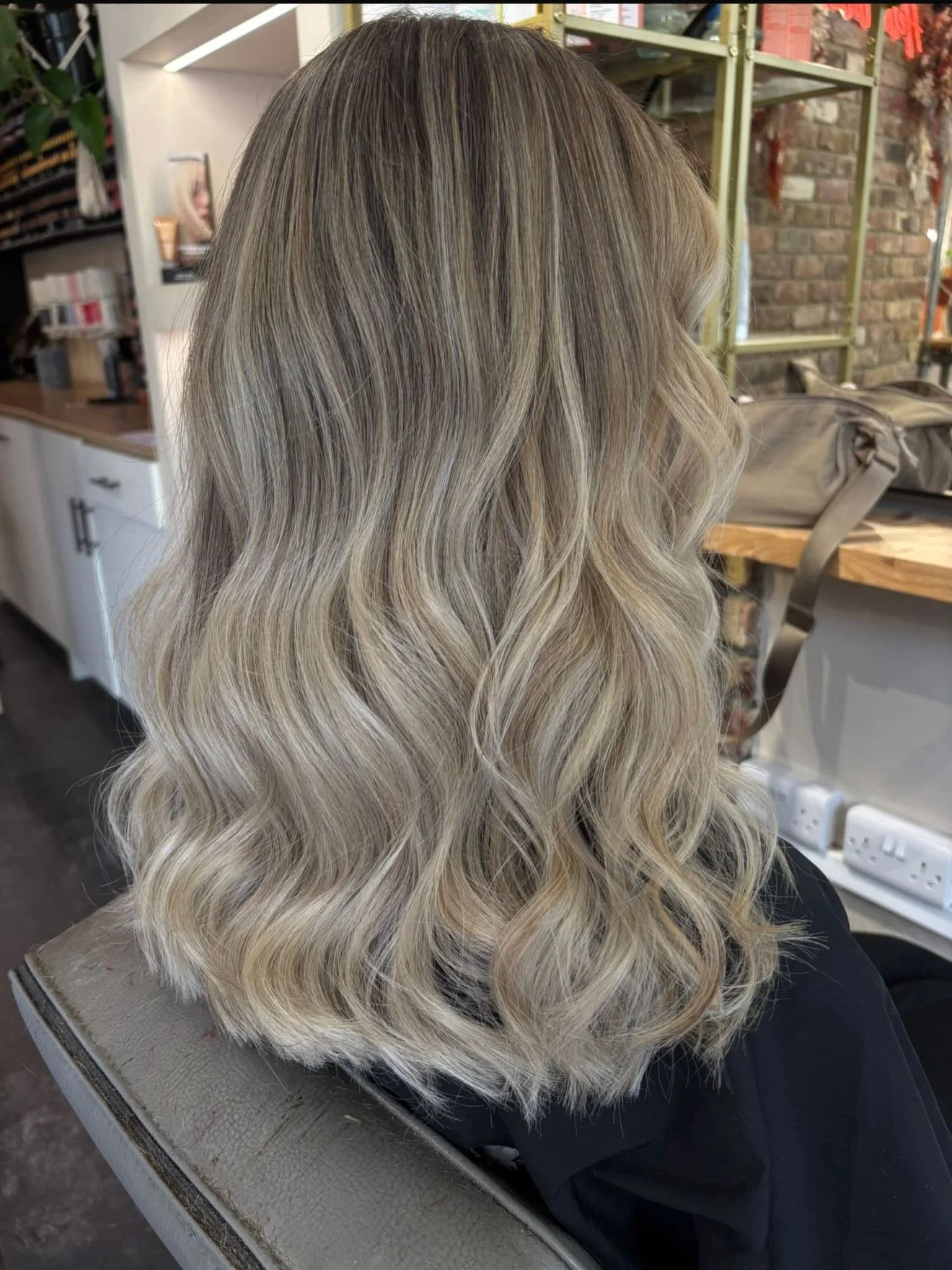 ✨ The dream blonde is officially here 🤍❄️

Madison achieved the perfect icy white blonde her client has always wanted, with a bright, clean finish while keeping the overall look soft and seamless ✨

Created using a full head of teasylights and tip-o