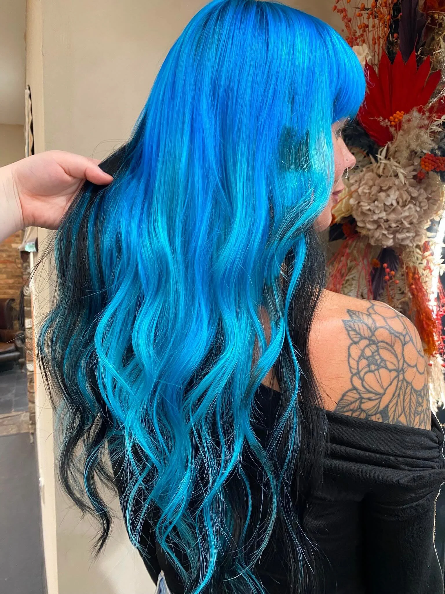 🩵💙 Full head tape extension refit day 💙🩵

A healthy cut on our client&rsquo;s natural hair before reinstalling her tapes, followed by a trim through the extensions to keep everything looking seamless and fresh ✨

Finished with a smooth blow-dry, 