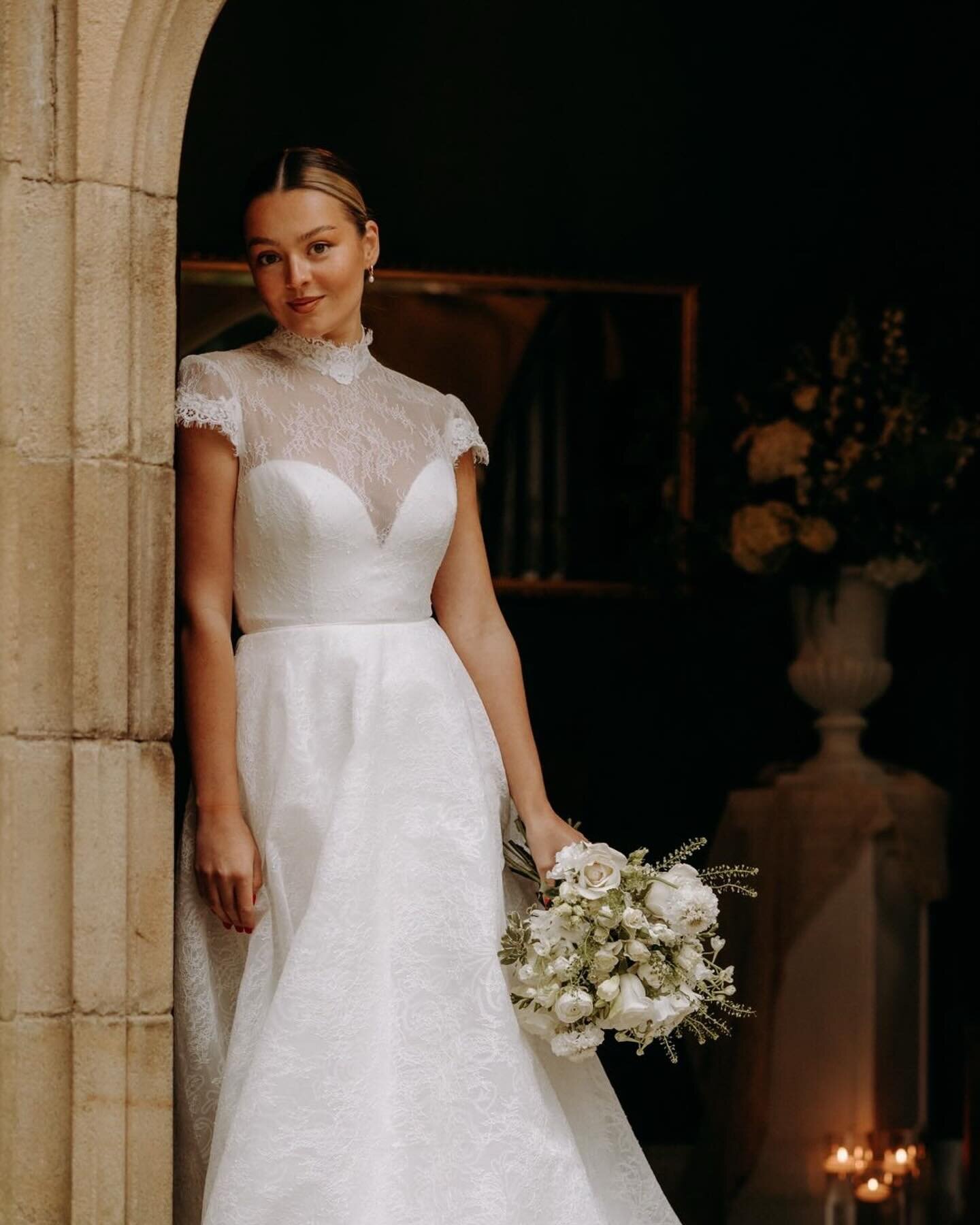 Few more snaps from the little shoot at @fallbarrowhall with the wonderful @chloeroseharley ❤️

@roseandbloomlytham
@freerangefloristry 
@blossomandbowseventhire
@juliataskerbridal 
@bramblewildbakery
@fellside_fudge 
@aquasalon
@ellieharley.vocals
@