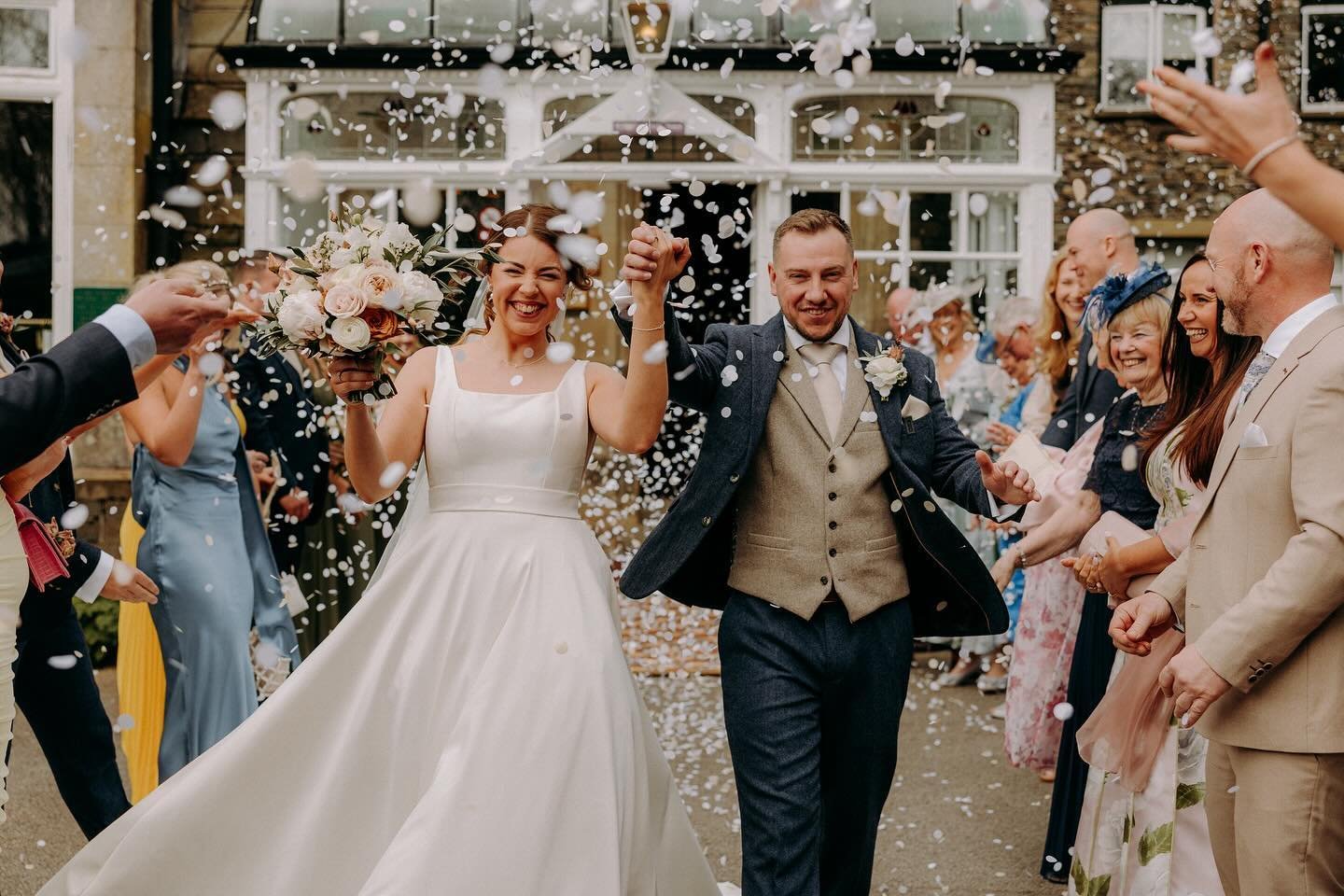 Little bit more of Amy and Tom at the gorgeous @merewoodhotel ❤️

Working with the partner in crime @stephenwhiteheadfilms🎥 

Plus a fab group of suppliers❤️
@flowerbflorist 
@cutiepiecakecompany 
@jay.bradbury_pianist 
@chrishapgooduk 
@lulubrownsb