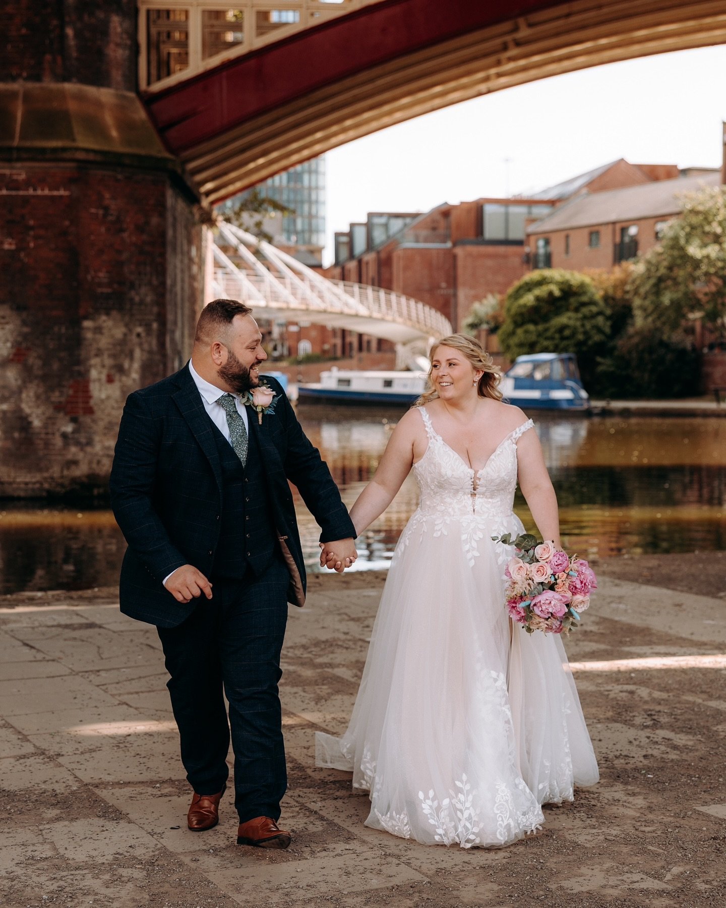 Well I certainly enjoyed my first time back at my fave Manchester City centre venue @thecastlefieldrooms on Thursday for Lucy &amp; Kyle❤️

I absolutely love exploring the old waterways for portrait opportunities around this venue🔥
&bull;
&bull;
Wor