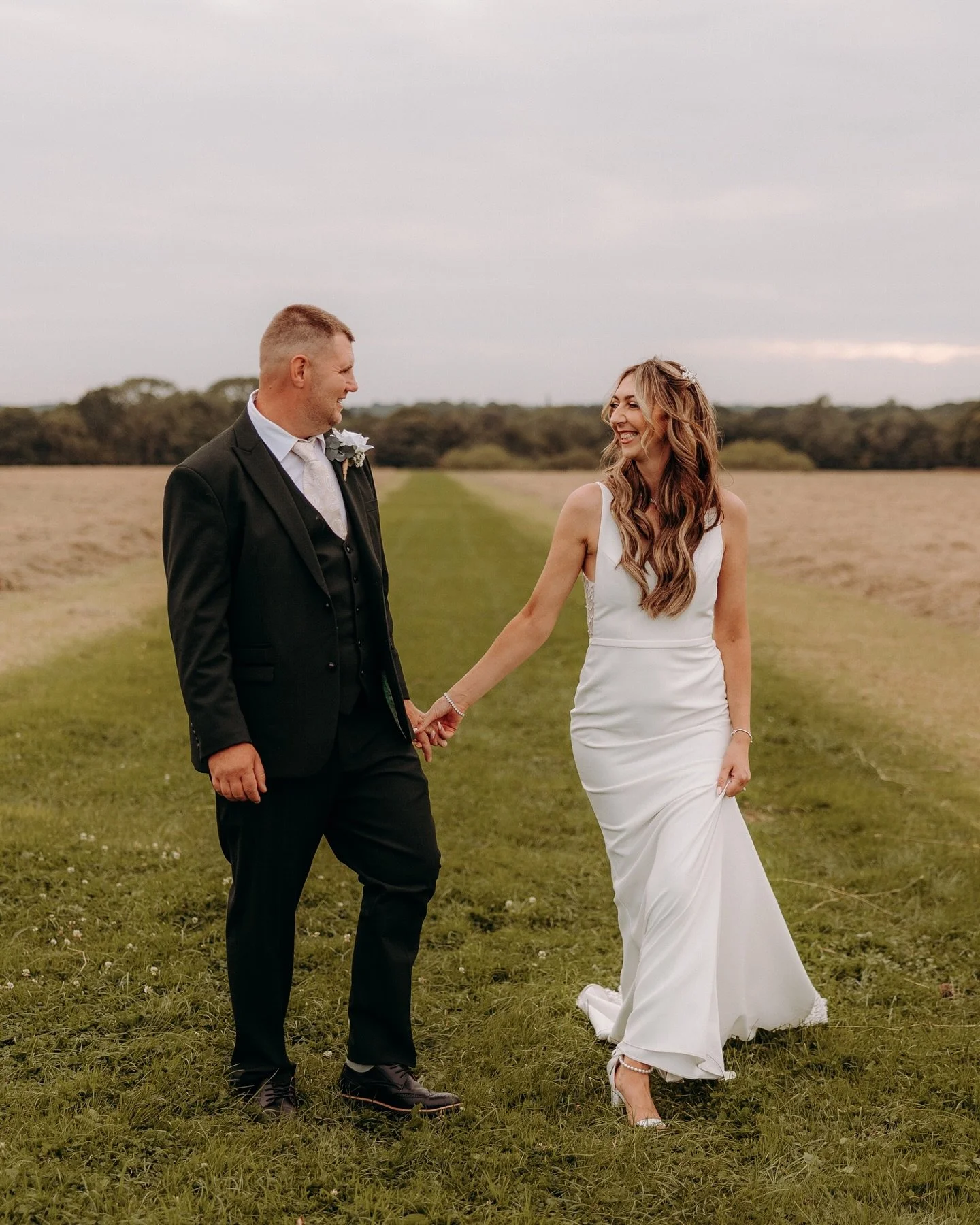 I&rsquo;ve still got an abundance of weddings I&rsquo;ve not posted yet, wedding season has been crazy busy and has limited my social media battery - so kicking it back off with this sweet little day at @beestonmanor with Hayleigh &amp; Jordan🫶
&bul