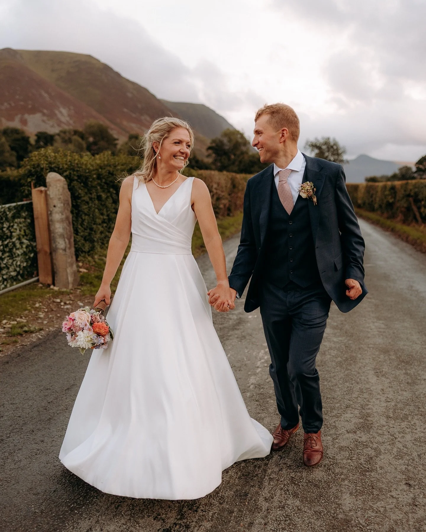 Well this awesome day with Harriet &amp; Tom was also my first time at the super lovely @newhousefarmuk - a venue that certainly ticks all the boxes for photography🔥📸
&bull;
&bull;
Working with a smashing group of other suppliers!
@lucy_pearson_hai