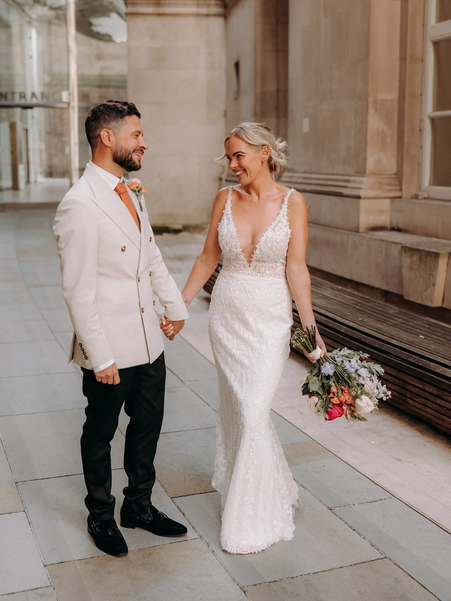 Manchester city centre portraits with Lucy &amp; Rob🫶

@theblackfriarsalford 
&bull;
&bull;
Working with a smashing group of other suppliers!
@diddibox_flowers 
@ruthwyersmua 
@emilylestermua 
@djw.uk 
@lovebridalcheshire 
@chrishapgooduk 
&bull;
&b