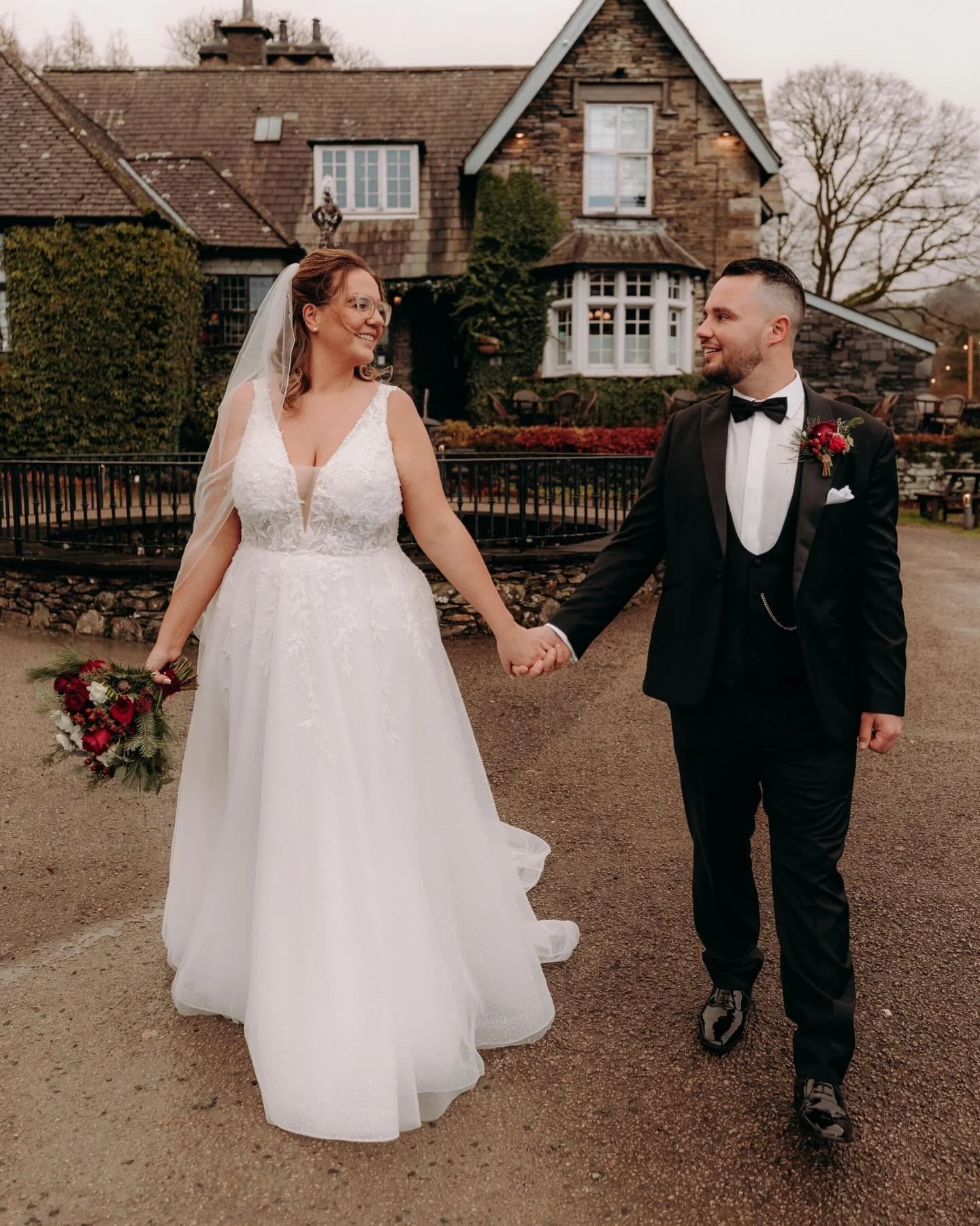 It all got a little bit festive for Olivia &amp; Tom last week at the super lovely @broadoaksweddings ❤️

Always a highlight working with the wonderful Belinda😊 @flowerbflorist 
&bull;
&bull;
Working with some more awesome suppliers!
@beauty_by_becc