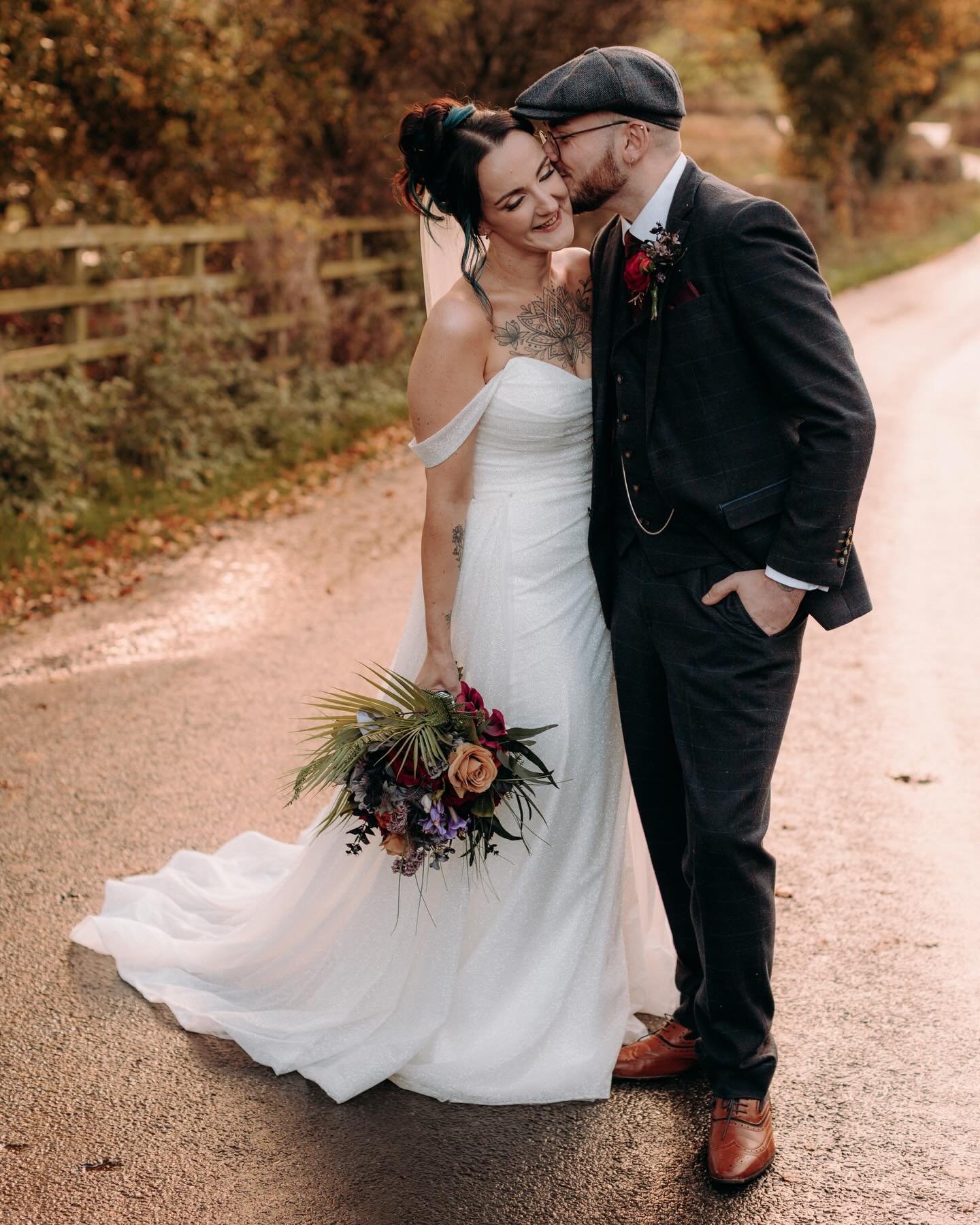 Awesome Halloweeny day with Sarah &amp; Ethan at a fave of mine @bashallweddings 🥳❤️🎃

Working with a super group of suppliers❤️
@stephenwhiteheadfilms 
@hazeltherainbowcelebrant 
@ribblevalleybridalhair 
@leannejacksonmakeup 
@fitzsyy 
@amore_even
