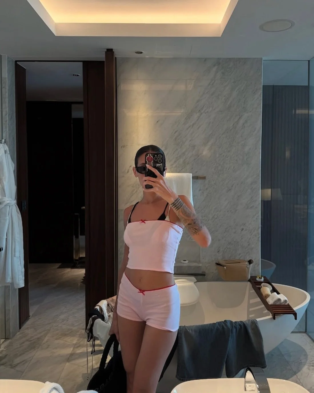 @alexandraguerain dans l’ensemble Blush top tube, débardeur + shorty 💕
Le set homewear Blush s’est imposé comme l’un des best-sellers du site. Plus qu’un simple ensemble confortable, il se porte aussi en journ&
