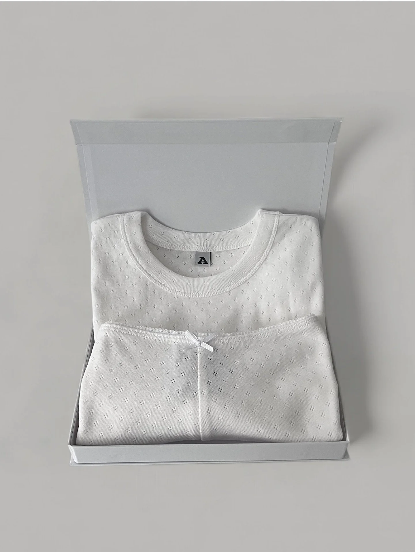 Ho ho ho ! Les fameuses box cocooning sont de retour sur le site 🤍☁️
Pr&ecirc;tes &agrave; &ecirc;tre d&eacute;pos&eacute;es sous le sapin pour vous ou vos proches🎄
4 lots disponibles en fonction de votre budget en gris ou en blanc cass&eacute;.