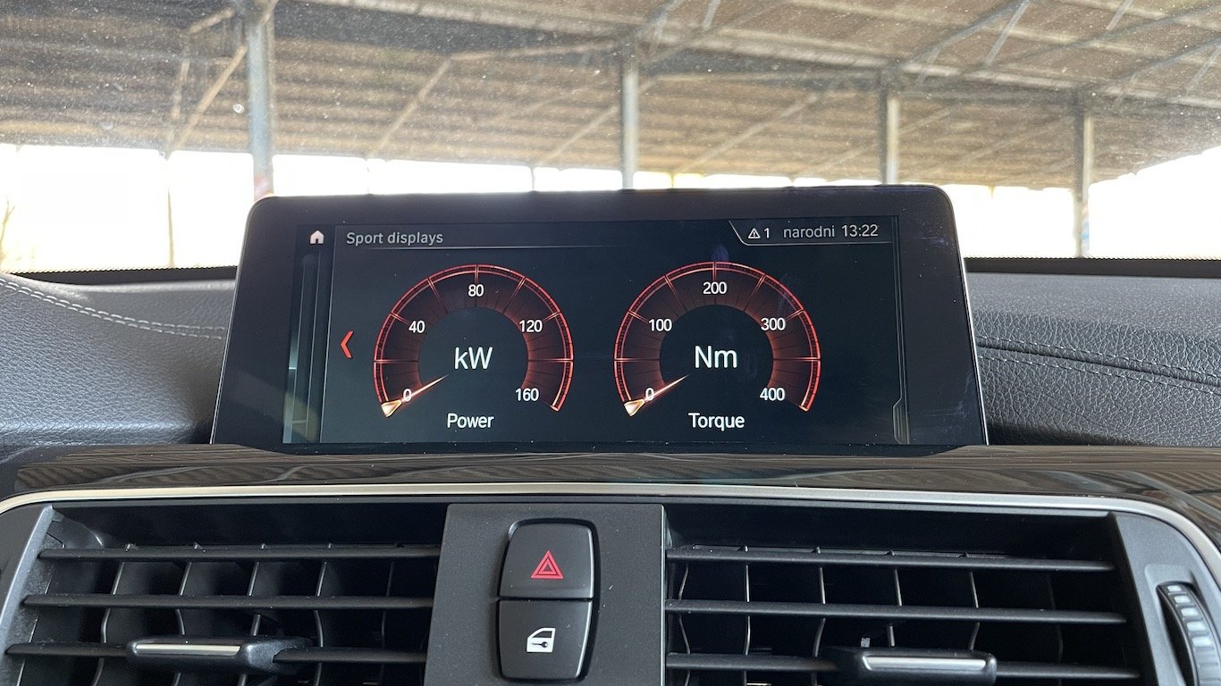 BMW serija 3 GT ekran kada vozite kompiće ili cure