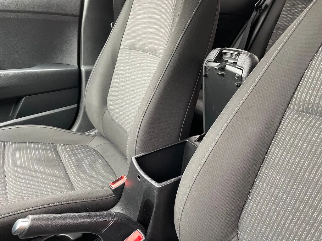 Kia Stonic 1.6 CRDi središnji pretinac