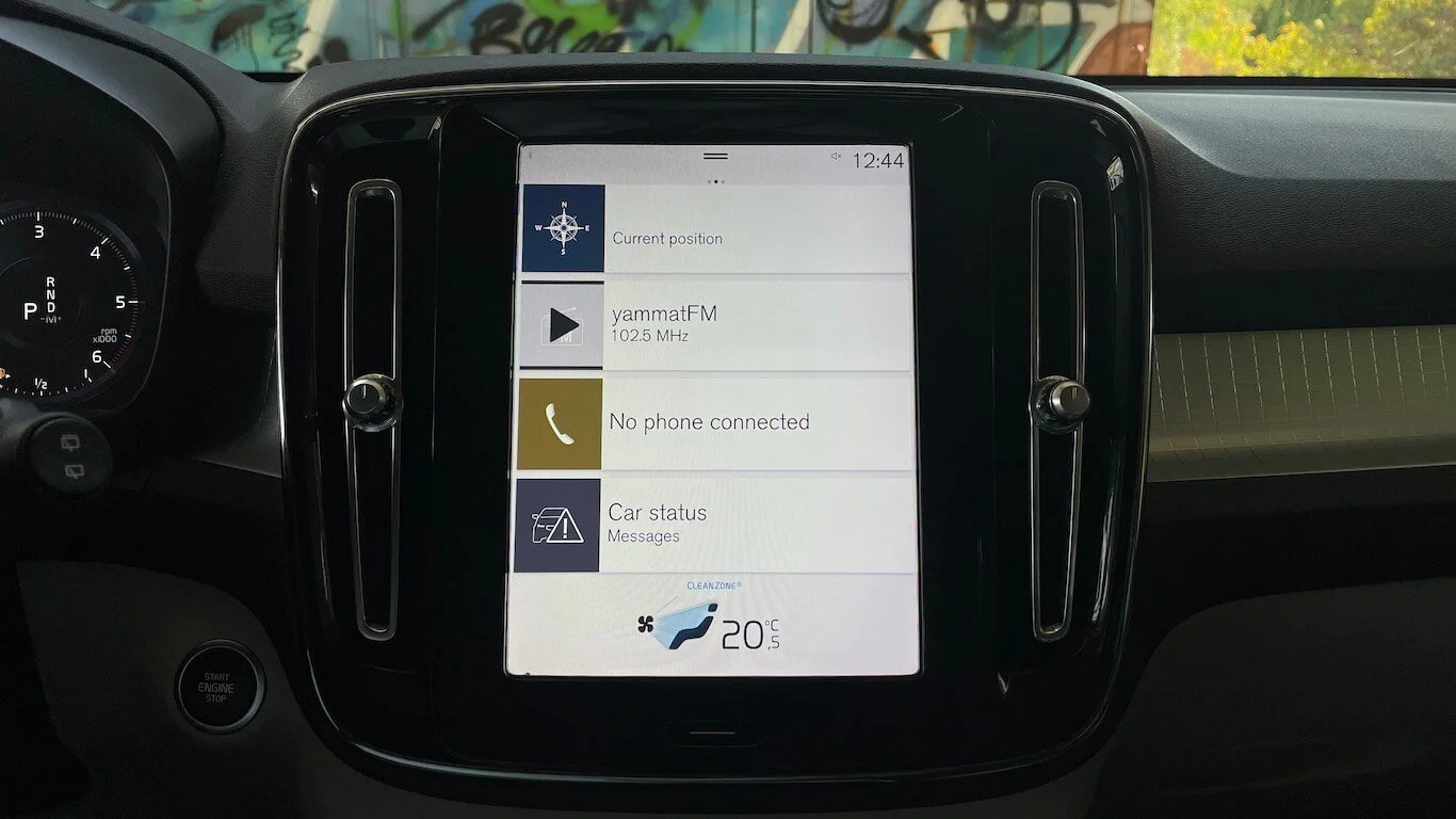 Volvo XC40 D4 AWD homescreen