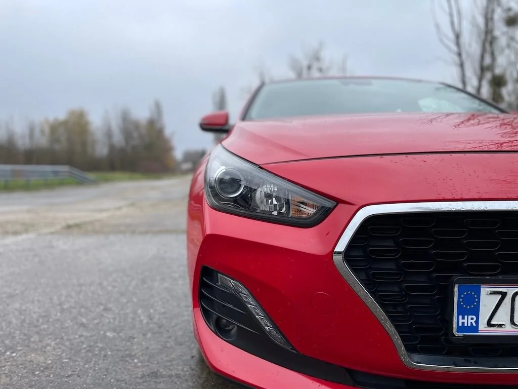 Hyundai i30 Fastback 1.0 T-GDi prednje svjetlo