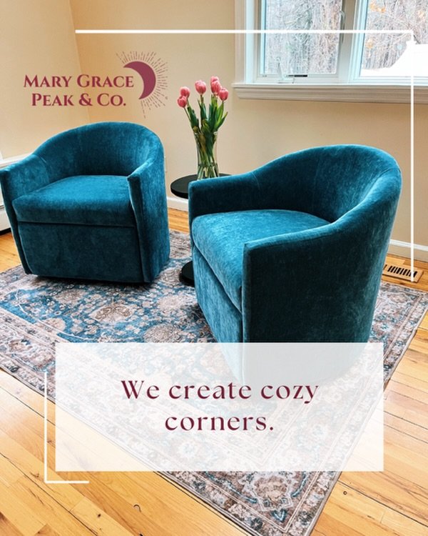 Do you have a neglected corner in your home? Create a cozy conversation area that inspires connection! 🙌🏻 It was so fun creating this cozy corner for a family with two little ones, featuring snuggle up friendly velvet swivel chairs in blue 💙 It al
