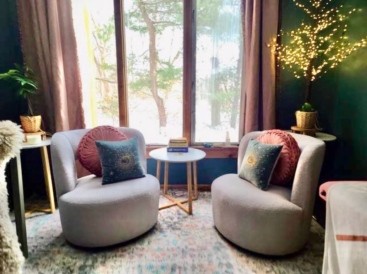 My ✨Sacred Space ✨ in a magical section of Glastonbury with the evergreens 🌲 and salmon brook 💦 flowing behind us&hellip;these two cozy seats are where we begin our session. 🩷 

First we talk about anything that&rsquo;s on your mind - whether it b