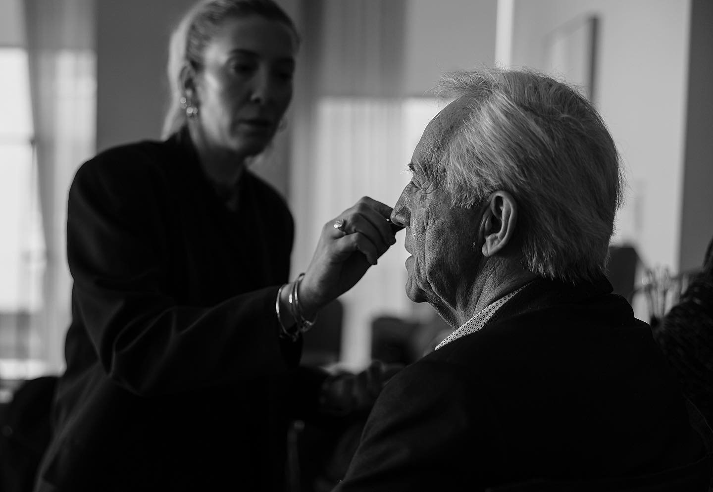 2e collaboration avec les R&eacute;sidences Cogir aux c&ocirc;t&eacute;s de @hit_film_inc - Photos BTS 
.
.
.
.
.
.
.
.
#cogir #publicit&eacute; #tournage #btsphoto #bts #behindthescenes #repentigny #elders