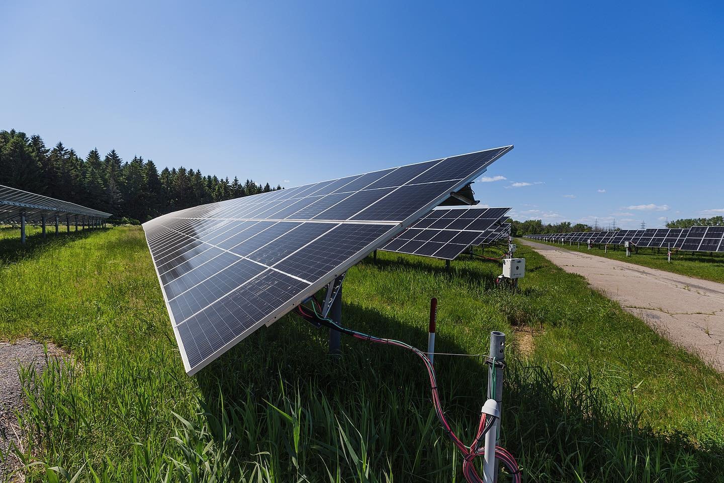 📸 Retour en images sur un 5 &agrave; 7 sous le soleil o&ugrave; les membres de l&rsquo;Association qu&eacute;b&eacute;coise de la production d&rsquo;&eacute;nergie renouvelable (AQPER) ont eu la chance et le privil&egrave;ge de visiter le parc solei