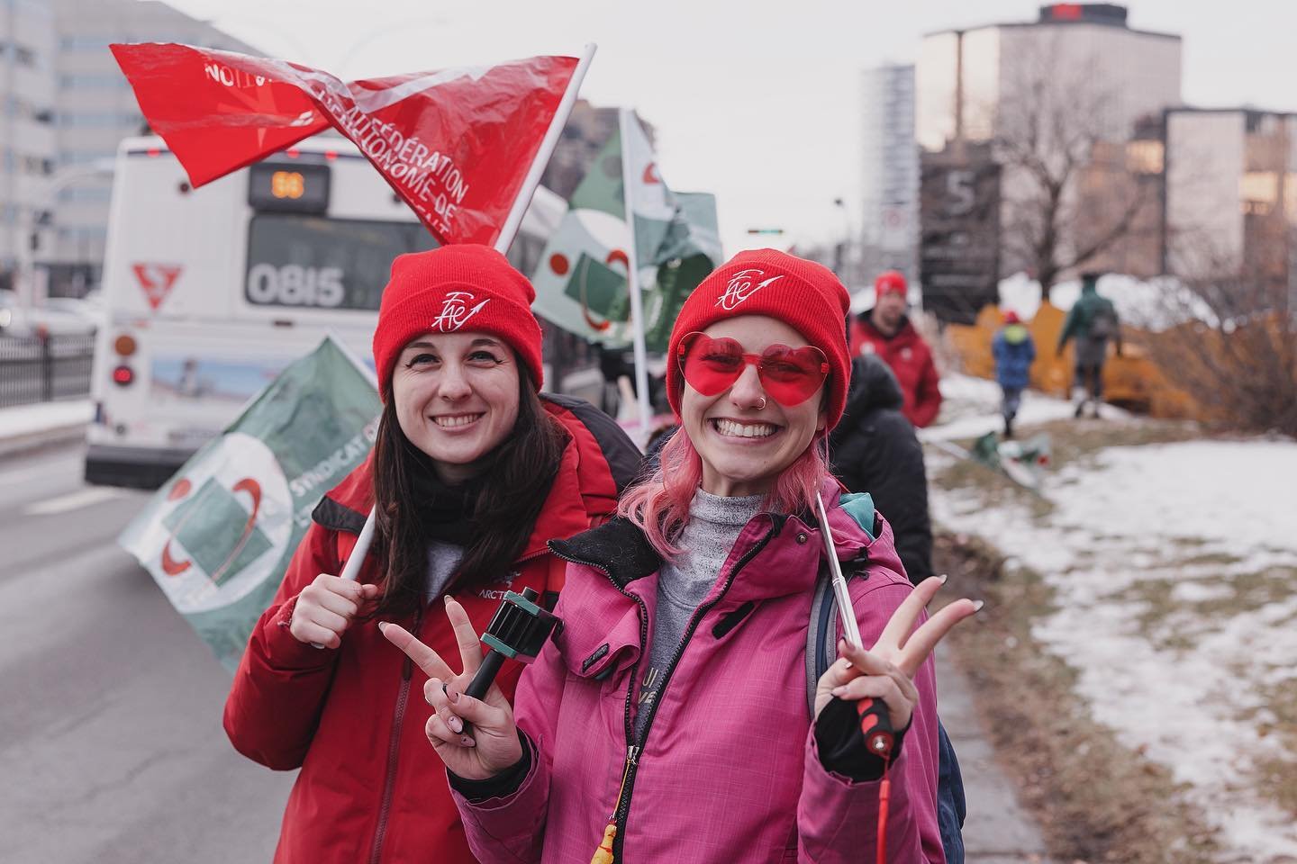 Cha&icirc;ne humaine au Carrefour Laval - 15 d&eacute;cembre 2023
.
.
.
.
.
.
.
#fae #portraitphotography #streetphotography #manifestation #teacherlife #ggi #polqc
