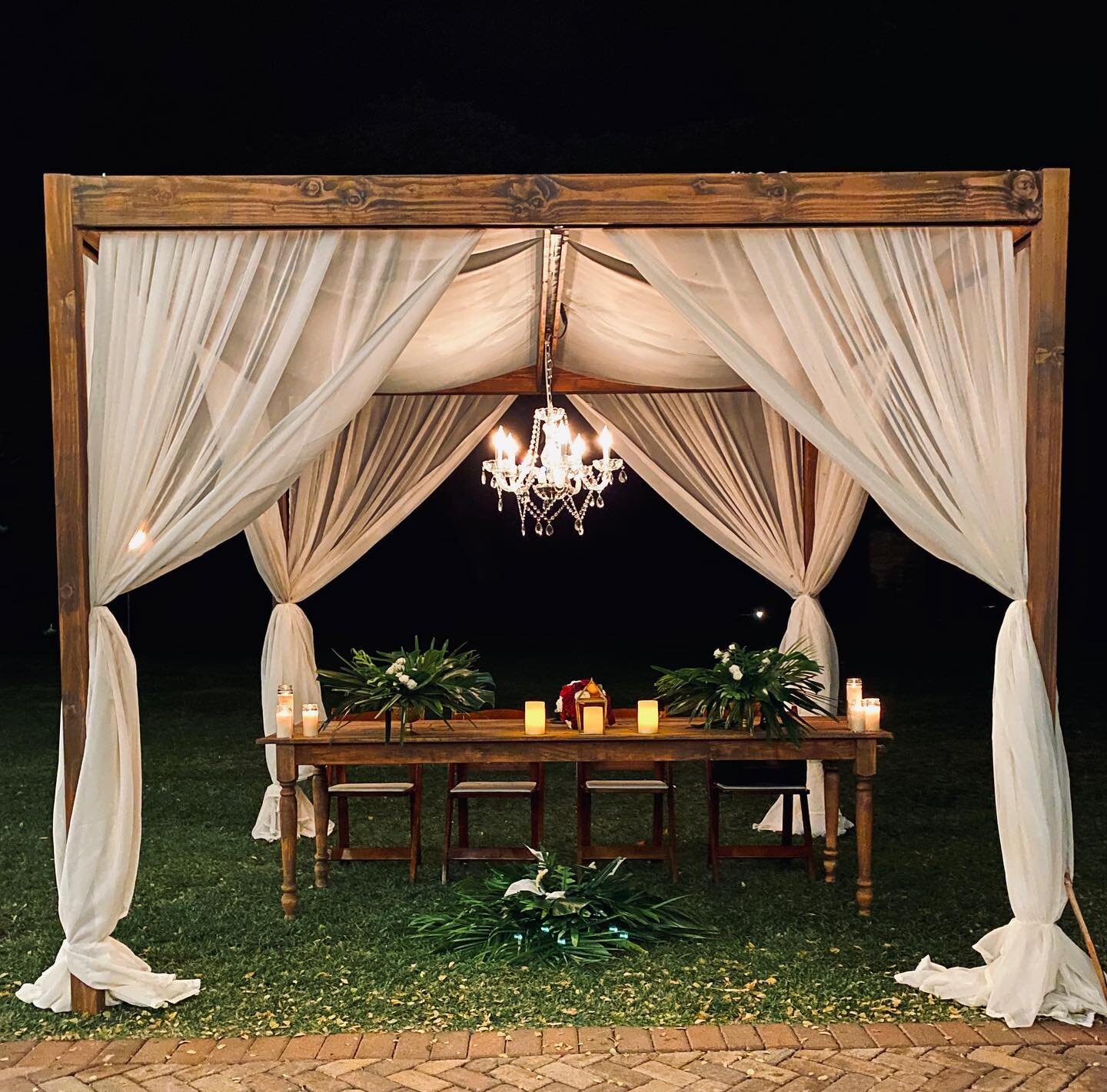 Our beautiful sweetheart canopy for the Mr. &amp; Mrs.! ✨
.
.
#sweetheartcanopy #olowaludesigns #olowaluplantationhouse #mauisweetheartcanopy #mrandmrs
#customwoodwork #rusticdecor #farmtables #weddingideas #decor #weddingdetails #weddingdesign #even