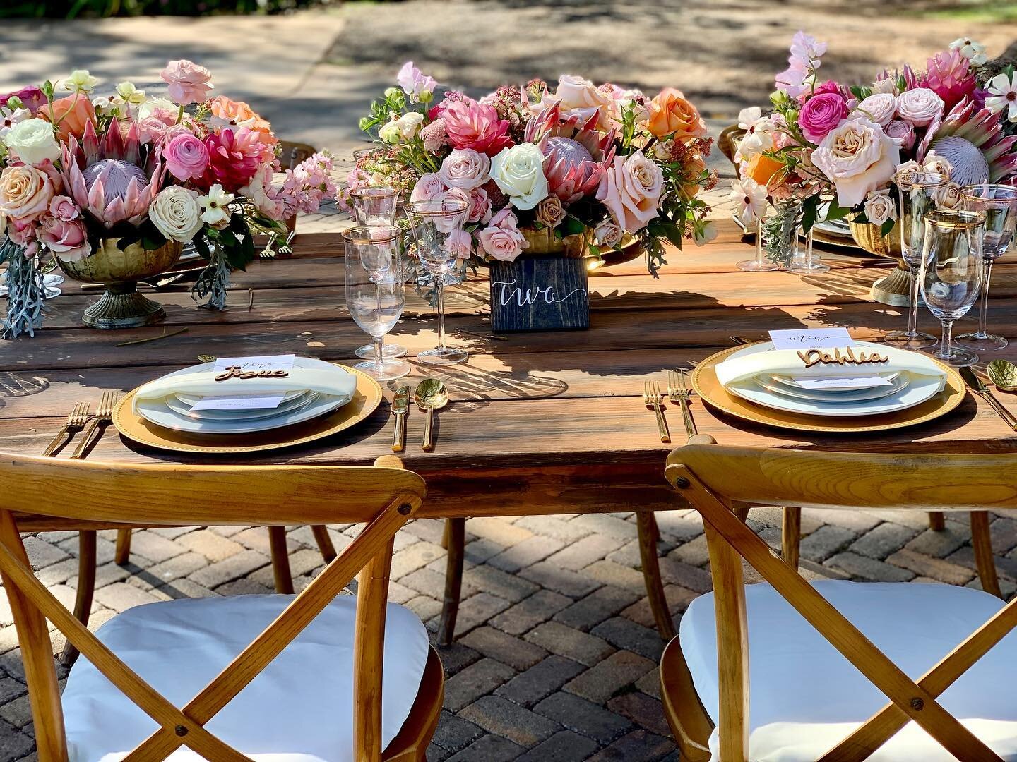 Our beautiful 8&rsquo;x4&rsquo; King 👑 table all dressed up!
&bull;
&bull;
&bull;
&bull;
&bull;
#customwoodwork #mauiweddingrentals #rusticdecor #farmtables #weddingideas #decor #weddingdetails #mauieventrentals #weddingdesign #eventdecor #eventdeta