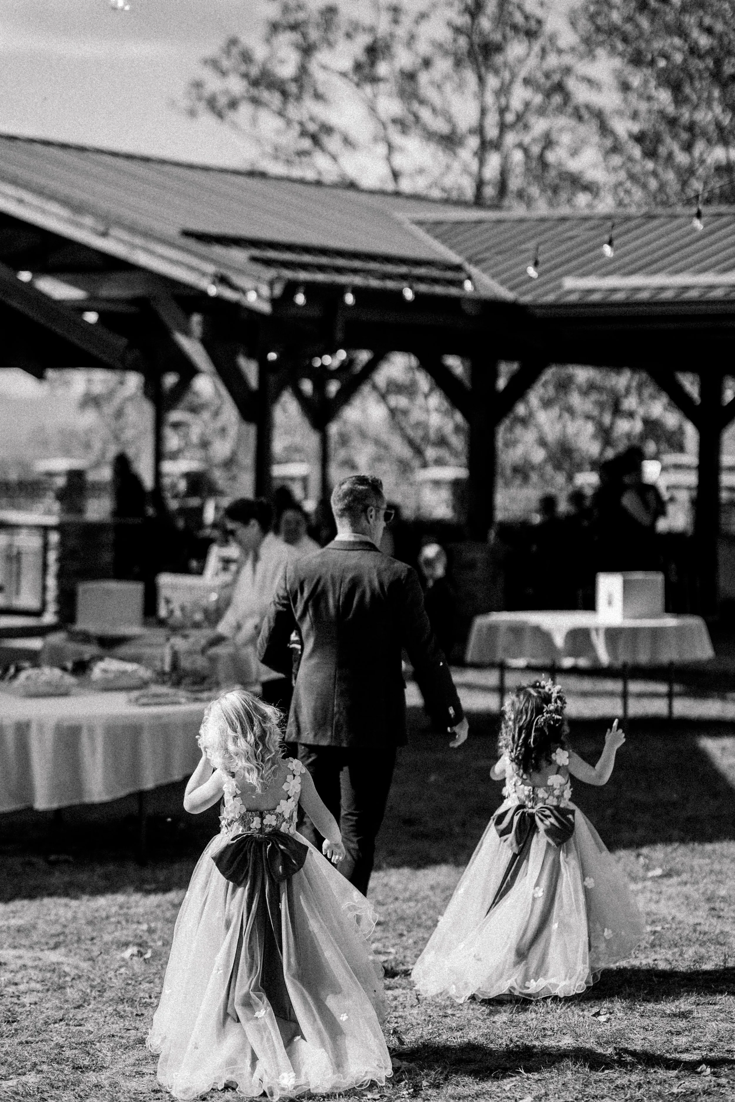 katelyn-workman-photography-grandview-cottages-wedding-236.jpg kids playing .jpg