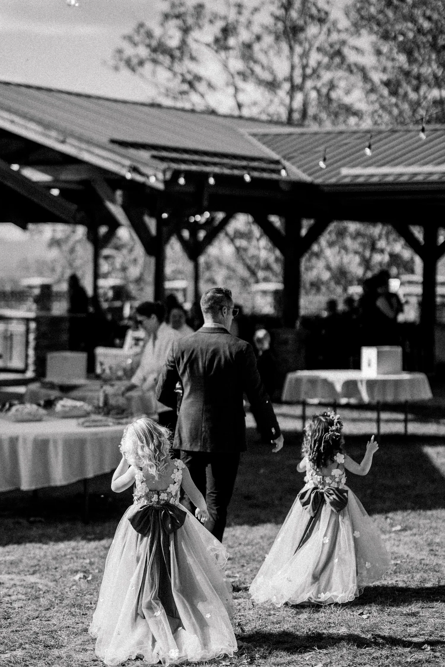 katelyn-workman-photography-grandview-cottages-wedding-236.jpg+kids+playing+.webp