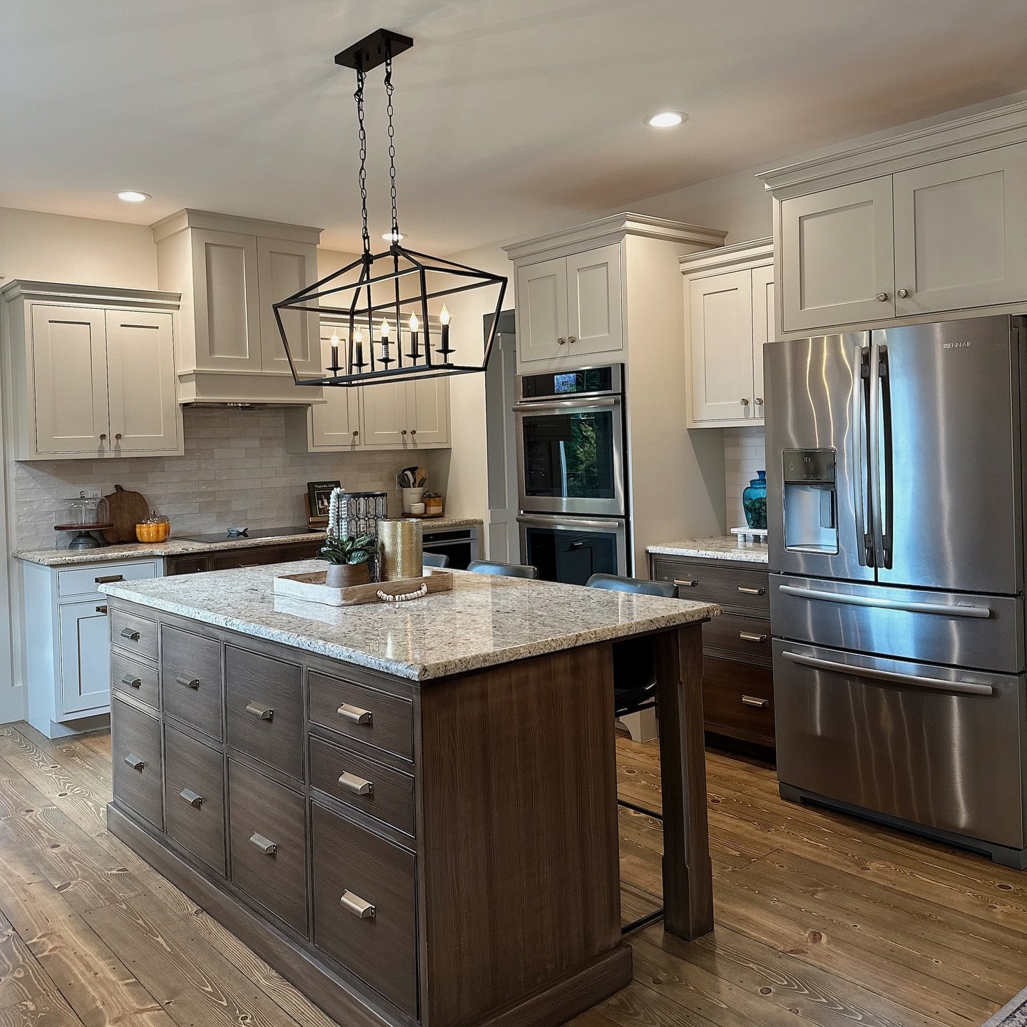 📸

Take the orange, leave the wood😋

Loved that our customer wanted to keep the character of her kitchen, just update. We lightened the cream cabinets to BM Baby Fawn and used a faux wood technique on the wood bases to get rid of the orange tones. 