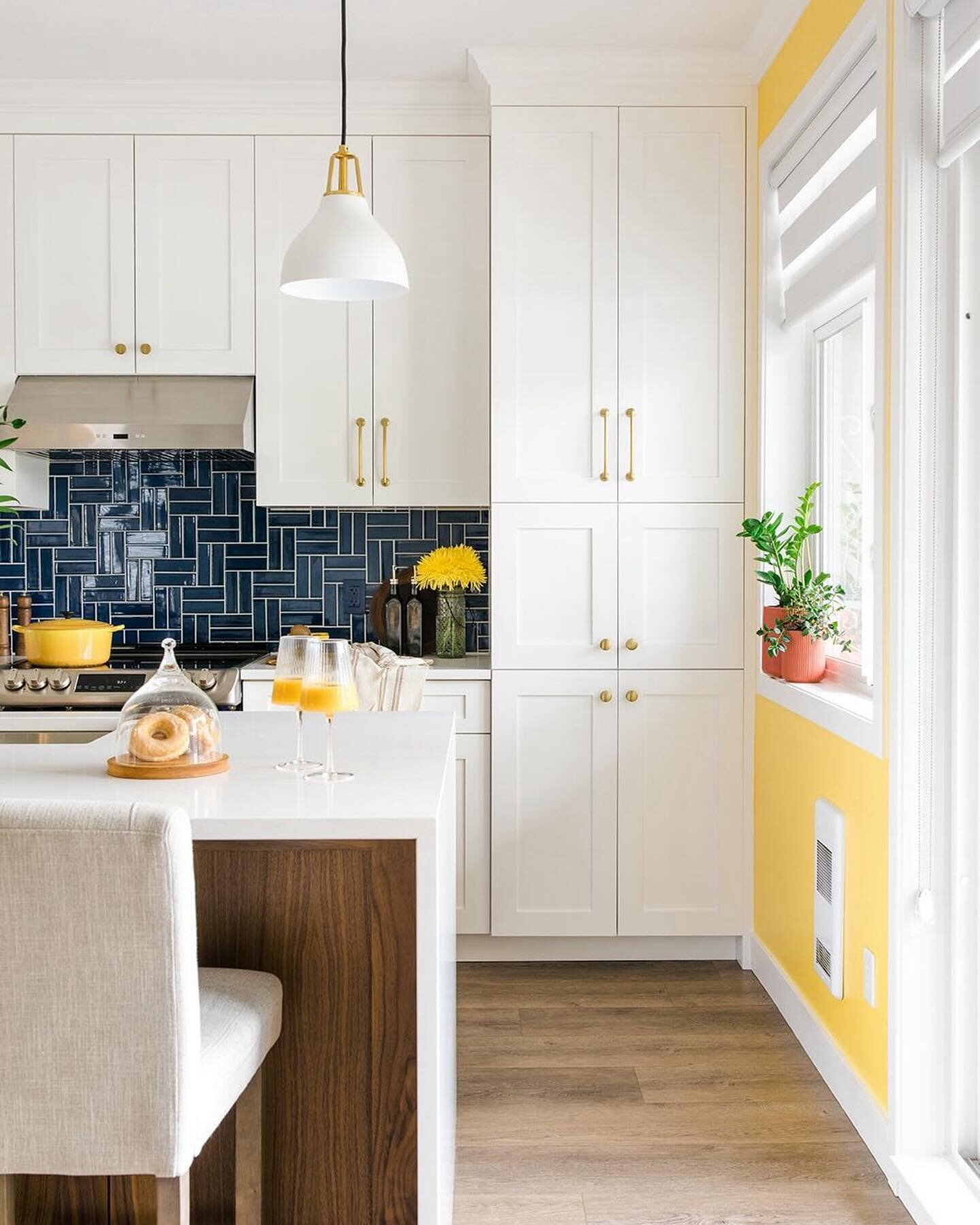 Capturing the essence of @dinnissendesignco 's &ldquo;Not so Typical&rdquo; west coast kitchen 👆Where sunshine yellow and seaside blue unite in the perfect palette! ☀️🌊 

As an interior designer, your visuals should speak loud 👉 so your design can