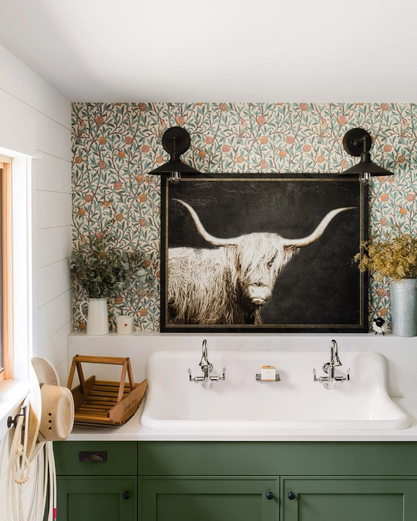 Maybe it&rsquo;s the Highland cow watching over the room (and my forever soft spot for Scotland 🏔️🐑🥃), but this home had that instant &ldquo;ahh, I&rsquo;m home&rdquo; feeling the moment I stepped inside. @dinnissendesignco shaped a space made for