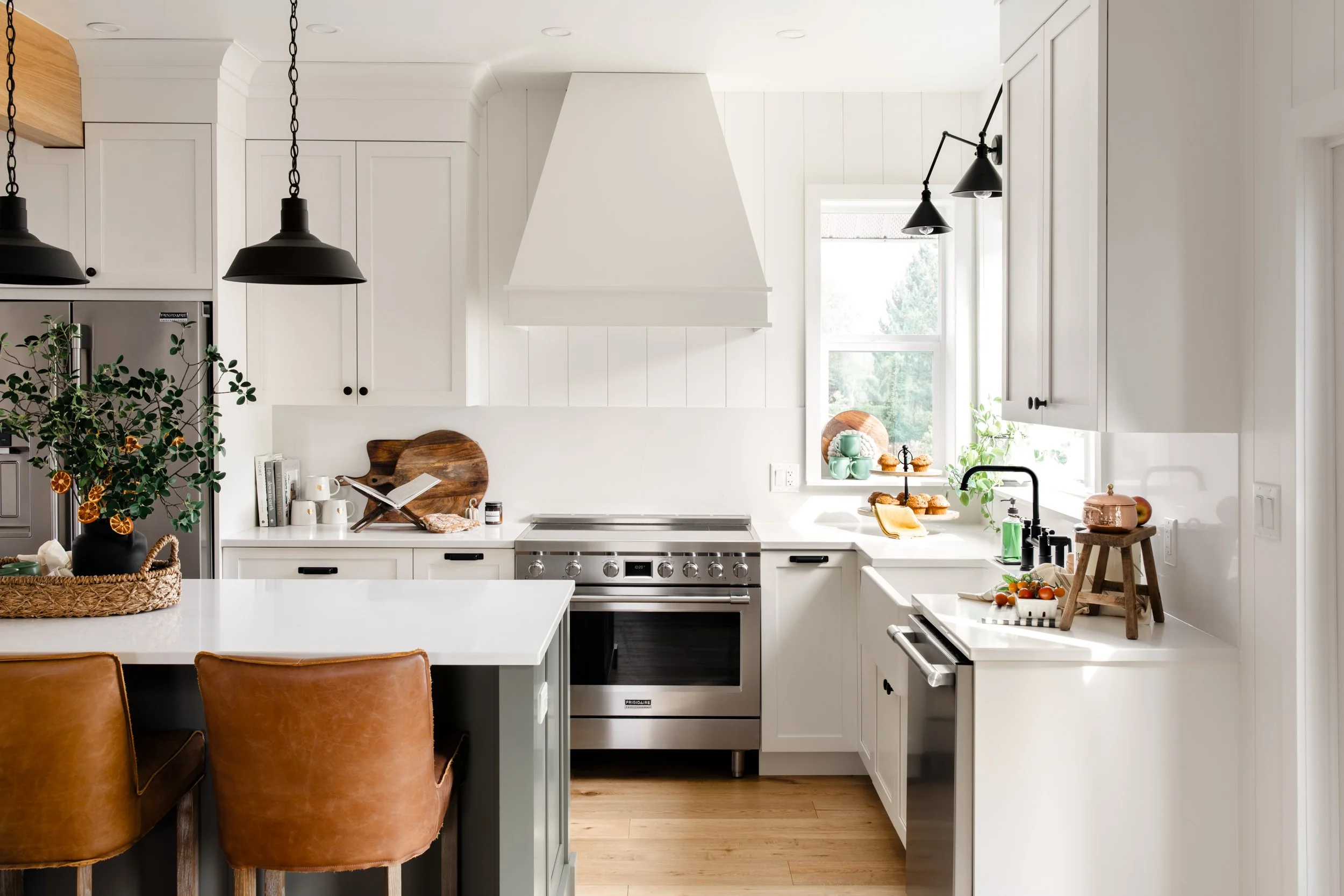 amanda-mary-photographer-interior-design-west-kootenays-farmhouse-kitchen-04.jpg