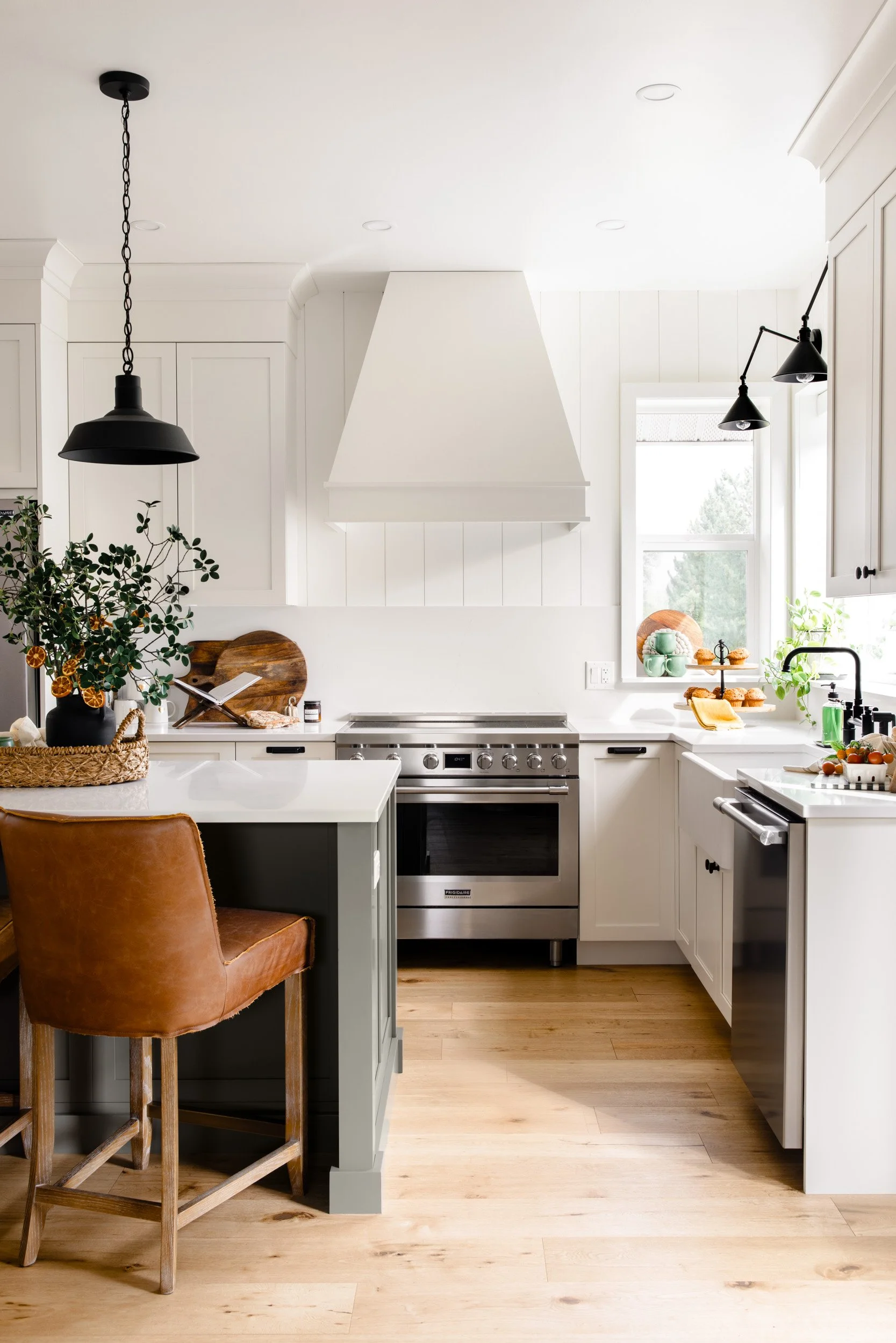 amanda-mary-photographer-interior-design-west-kootenays-farmhouse-kitchen-05.jpg