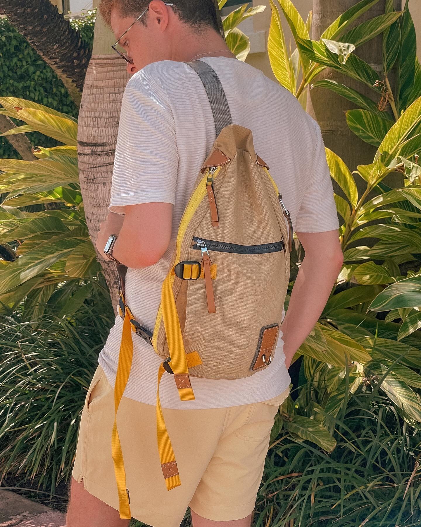 ☀️Un bolso con lo indispensable: una toalla para sentarte en la hierba, un libro (ahora me estoy leyendo &quot;Klara and the Sun&quot; que es sobre una IA a la que estoy cogiendo mucho cari&ntilde;o y fijo que termina mal), un altavoz port&aacute;til