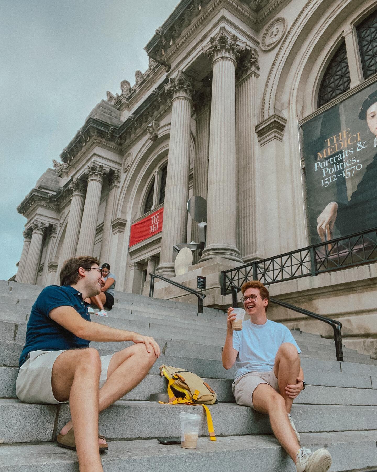 Tardes de MET y caf&eacute; 
*
*
*
#lofiaesthetic #slowliving #lifestylephotography #lifestyle #ootd #lotd #Manhattan #streetstyle #routine #vlogger #vlogging #met #metmuseum #metgala