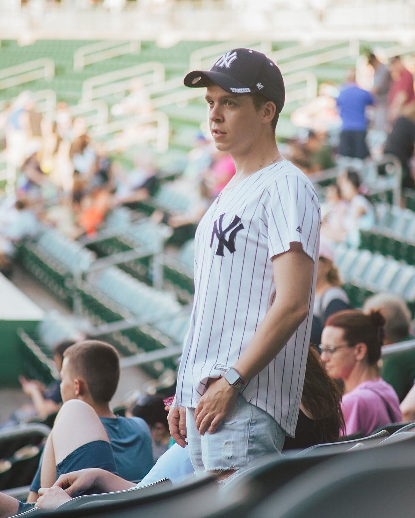 ⚾️ catch it! 
&mdash;&mdash;&mdash;
Un partido de b&eacute;isbol un s&aacute;bado por la tarde en agosto huele a humedad, perritos calientes, patatas fritas, Pepsi y repelente de mosquitos. 
&Eacute;ste verano a diferencia de los anteriores parece et