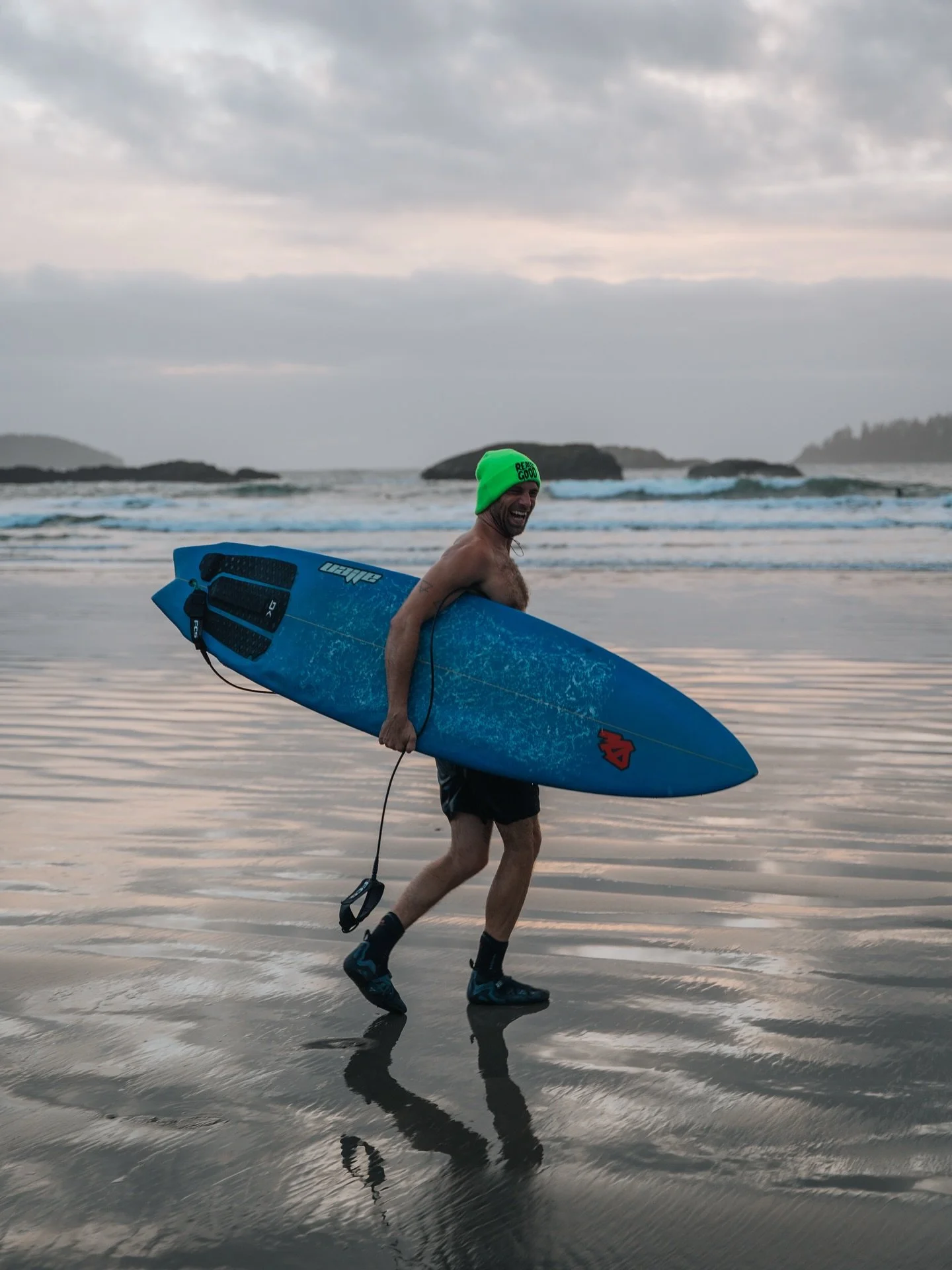 Some big swells are here! Surf, sauna, repeat is officially possible. We give @wavedalton credit to being the founder of this brave &ldquo;cycle modification!&rdquo;
😆 😂 

📸 @alextaalman