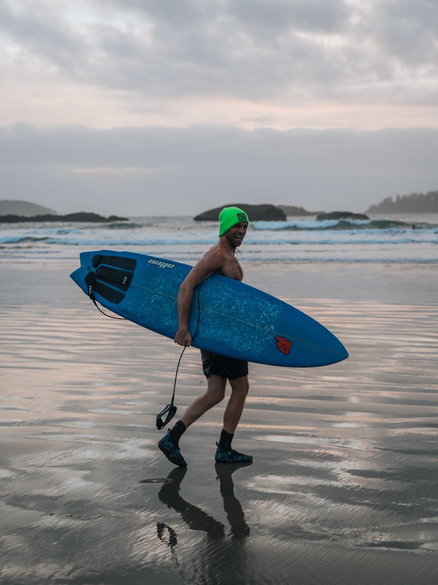 Some big swells are here! Surf, sauna, repeat is officially possible. We give @wavedalton credit to being the founder of this brave &ldquo;cycle modification!&rdquo;
😆 😂 

📸 @alextaalman