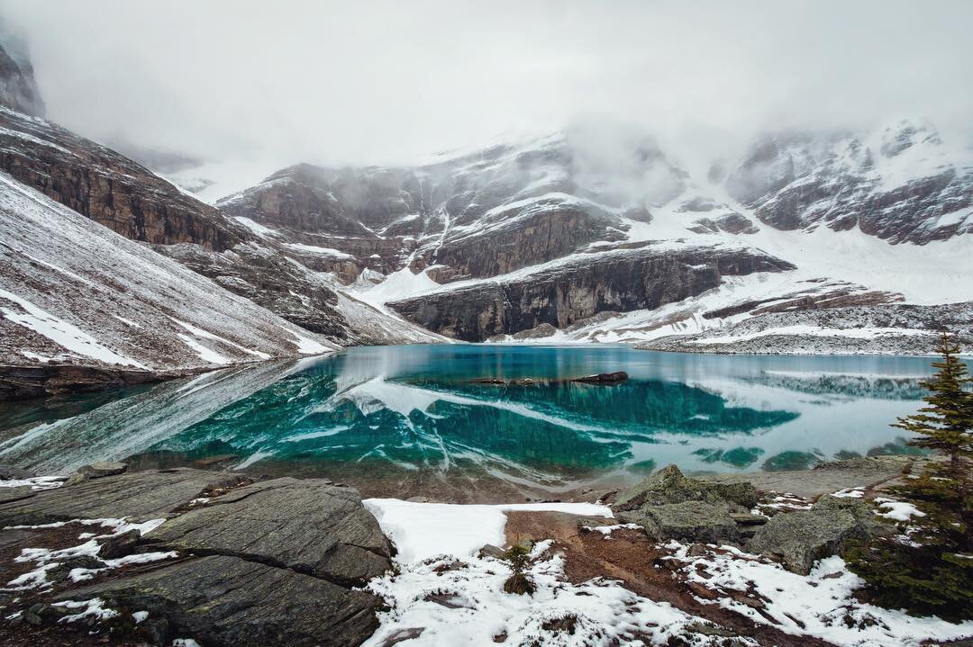 A #mountain #lake kissed by #winter. 
#lakeoesa #yoho #yohonationalpark #canadianrockies #rockies #landscape #landscapephotography #natgeo #getoutside