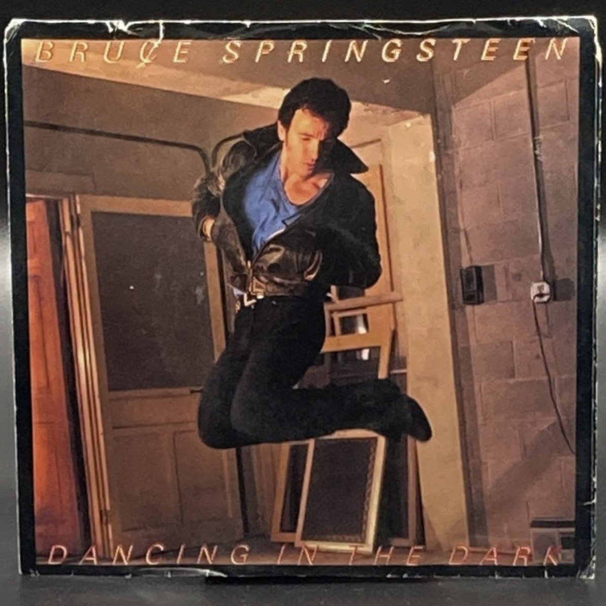 The front, back, and any gatefold views of the single Bruce Springsteen - Dancing In The Dark (7" Single)