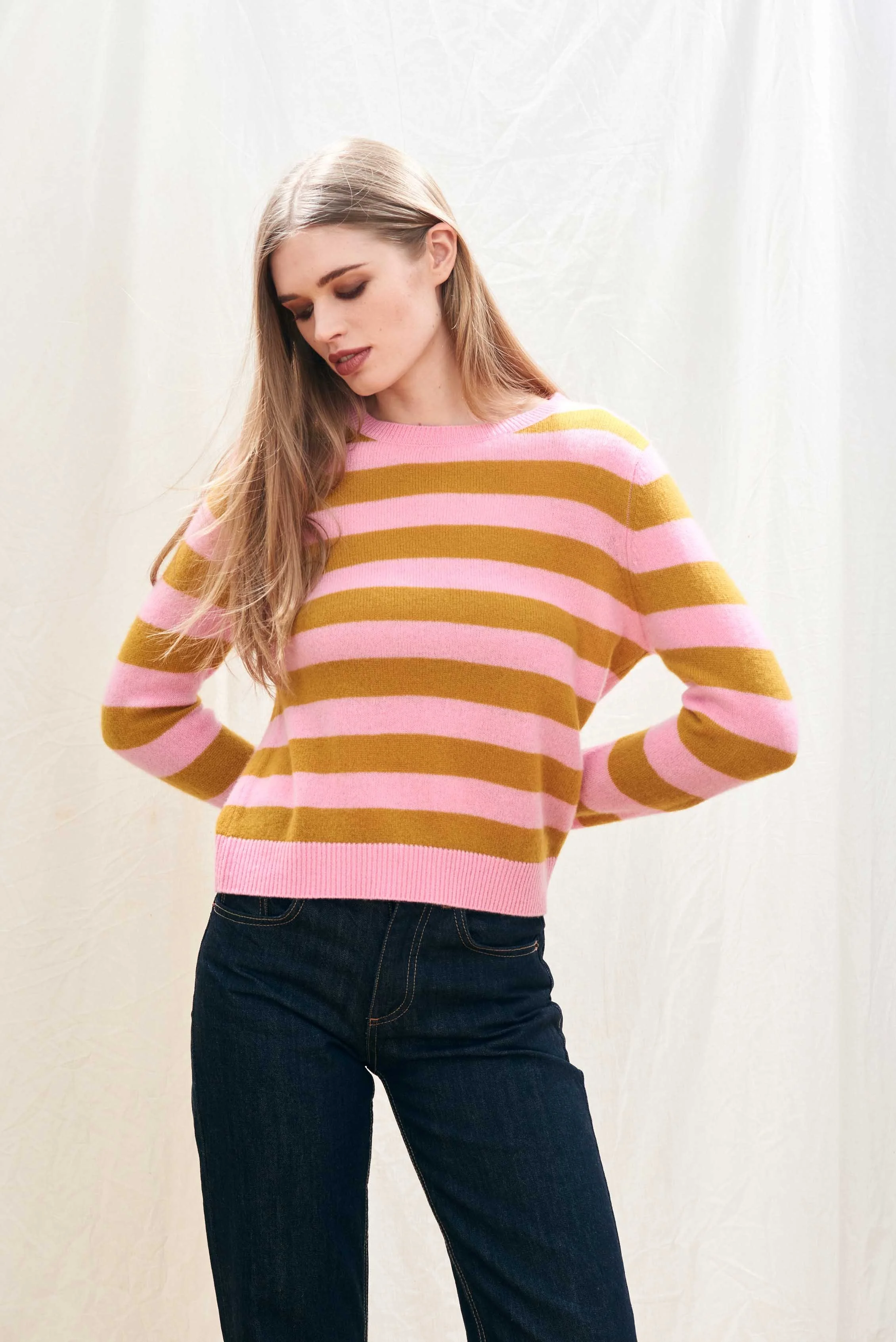 ZNC24-050_CASHMERE_STRIPE_CREW_MUSTARD_CANDY_JUMPER_jumper1234_2.jpeg