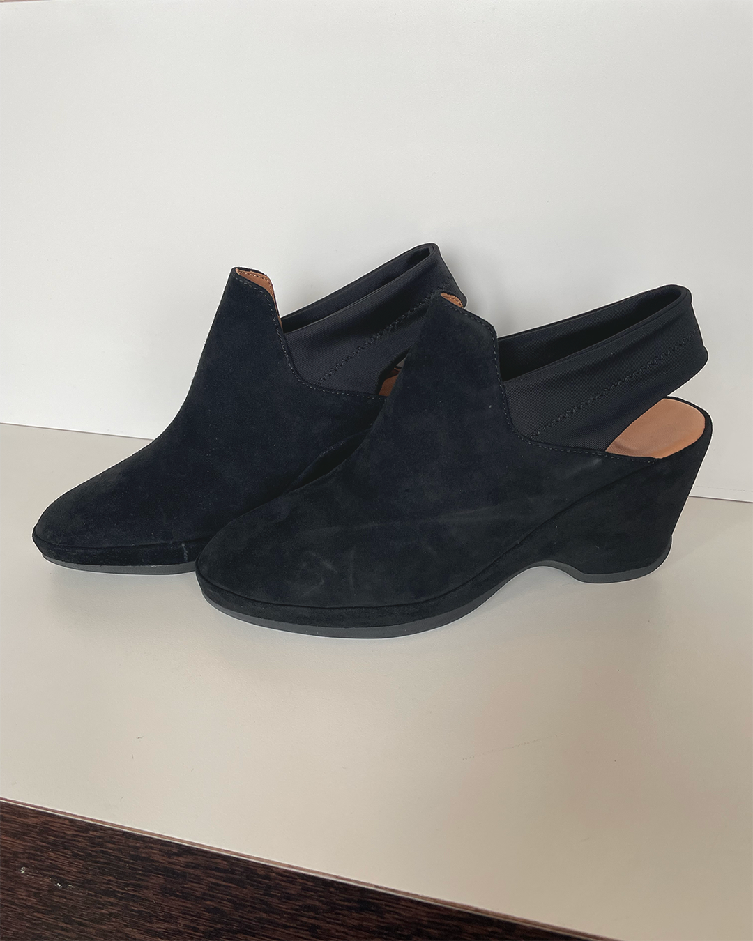 LAmourDesPieds_Oniella_BlackKidSuede_DeborahKents_7.png