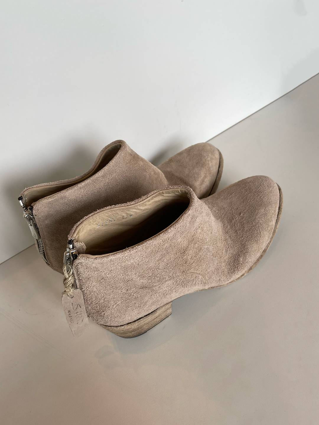 Shoto_WashedSuedeAnkleBootie_MaianoAvola_WashedCuoio_51261_DeborahKents_6.png