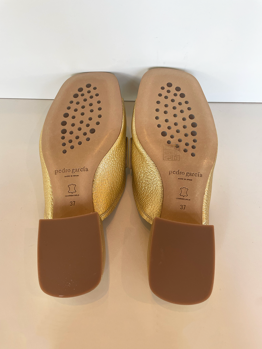 PedroGarcia_Ebba_LoaferMule_OrePetitgrainLame_DeborahKents_3.png
