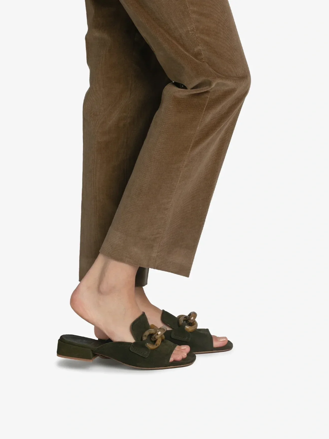 slide-flat-sandal-suede-enna-aw26-pedro-garcia-6.webp