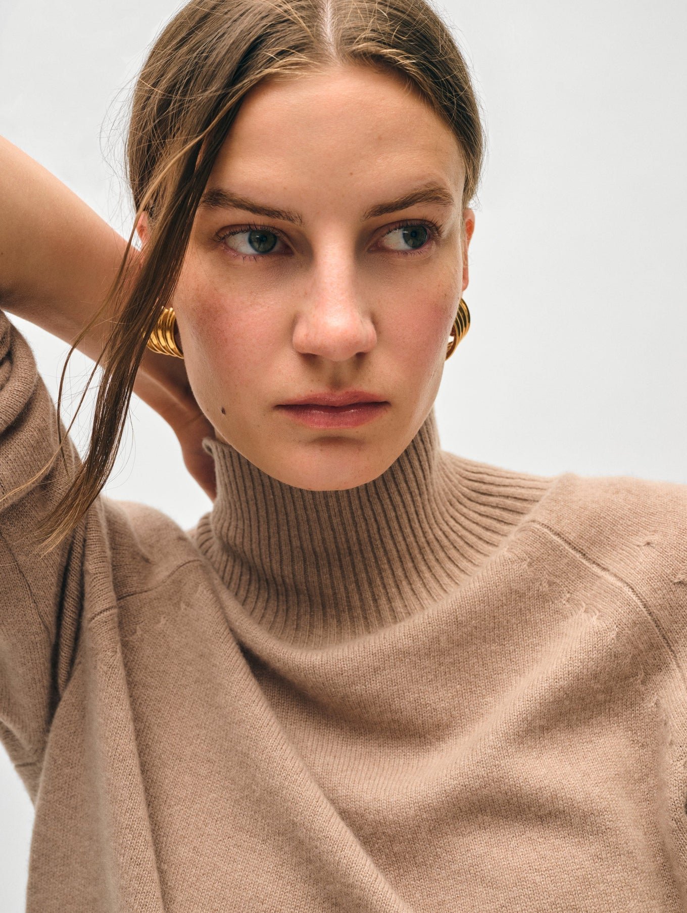 20975_Cashmere-Rib-Trim-Standneck_True-Camel_AD_04_1360x.jpeg