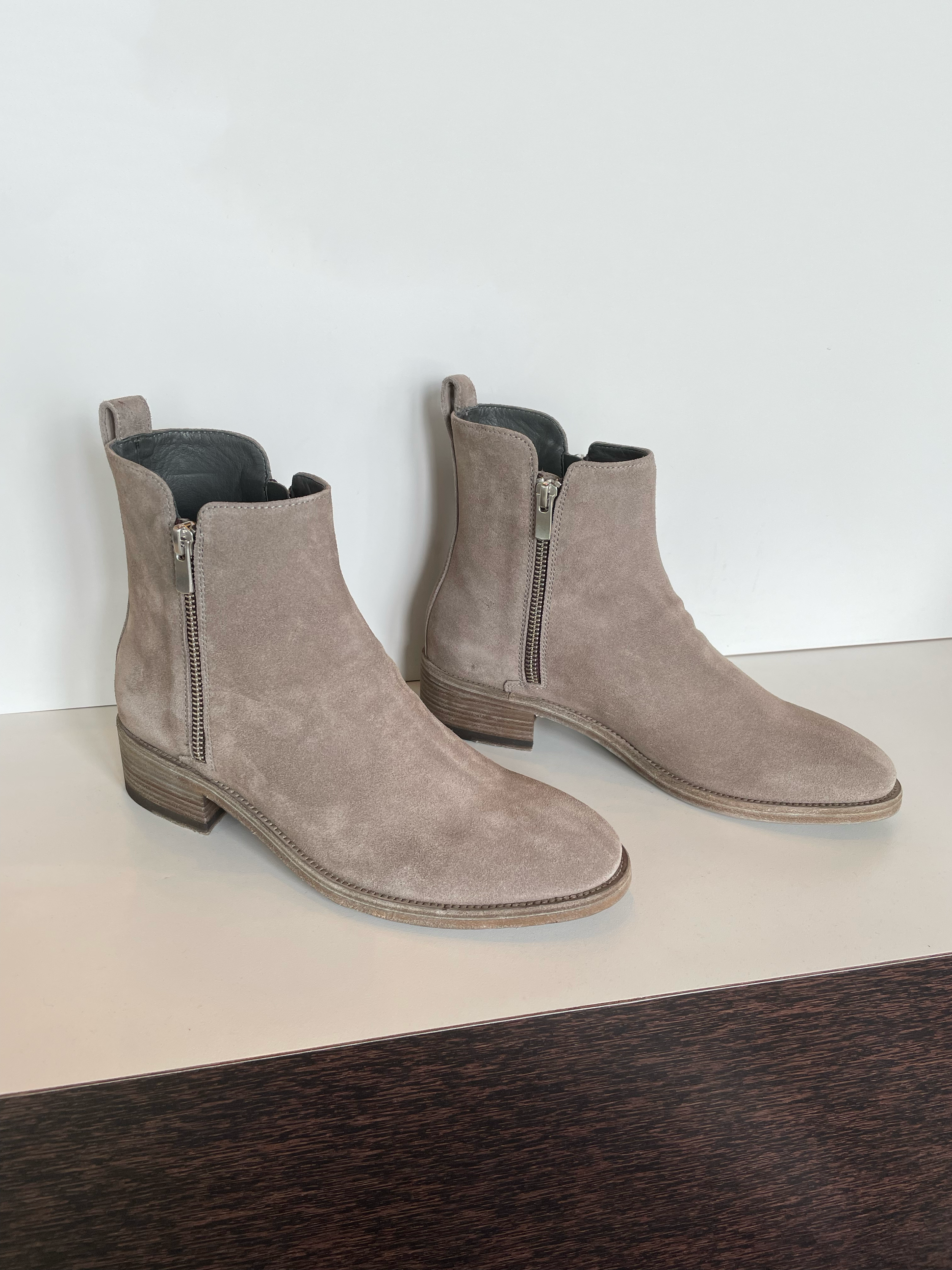 OfficineCreative_Seline_SuedeAnkleBoot_Quartz_SELINE_031_DeborahKents_2.png