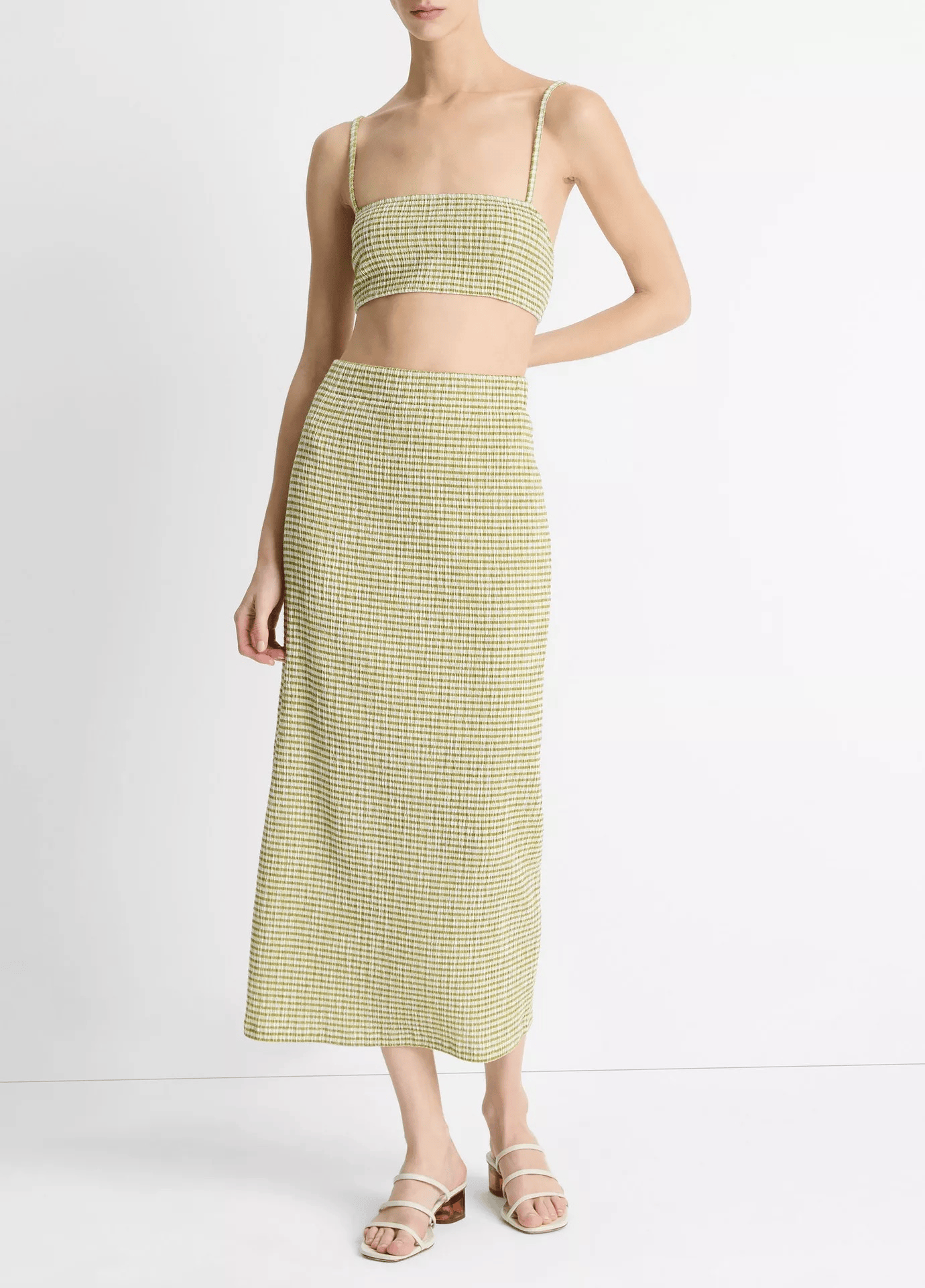 Dramatic kick back pull on overlock details skirt