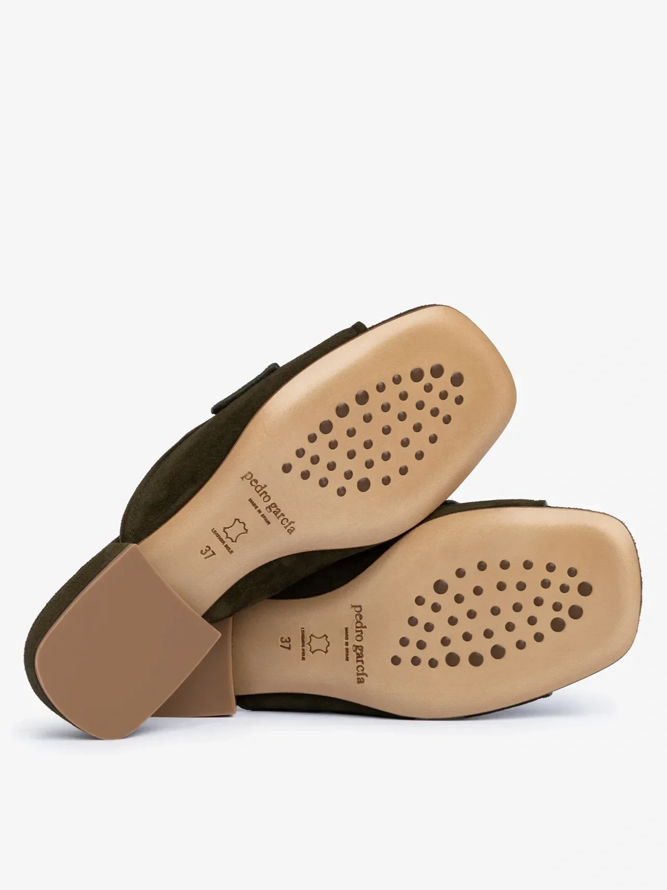 slide-flat-sandal-suede-enna-aw26-pedro-garcia-4.webp