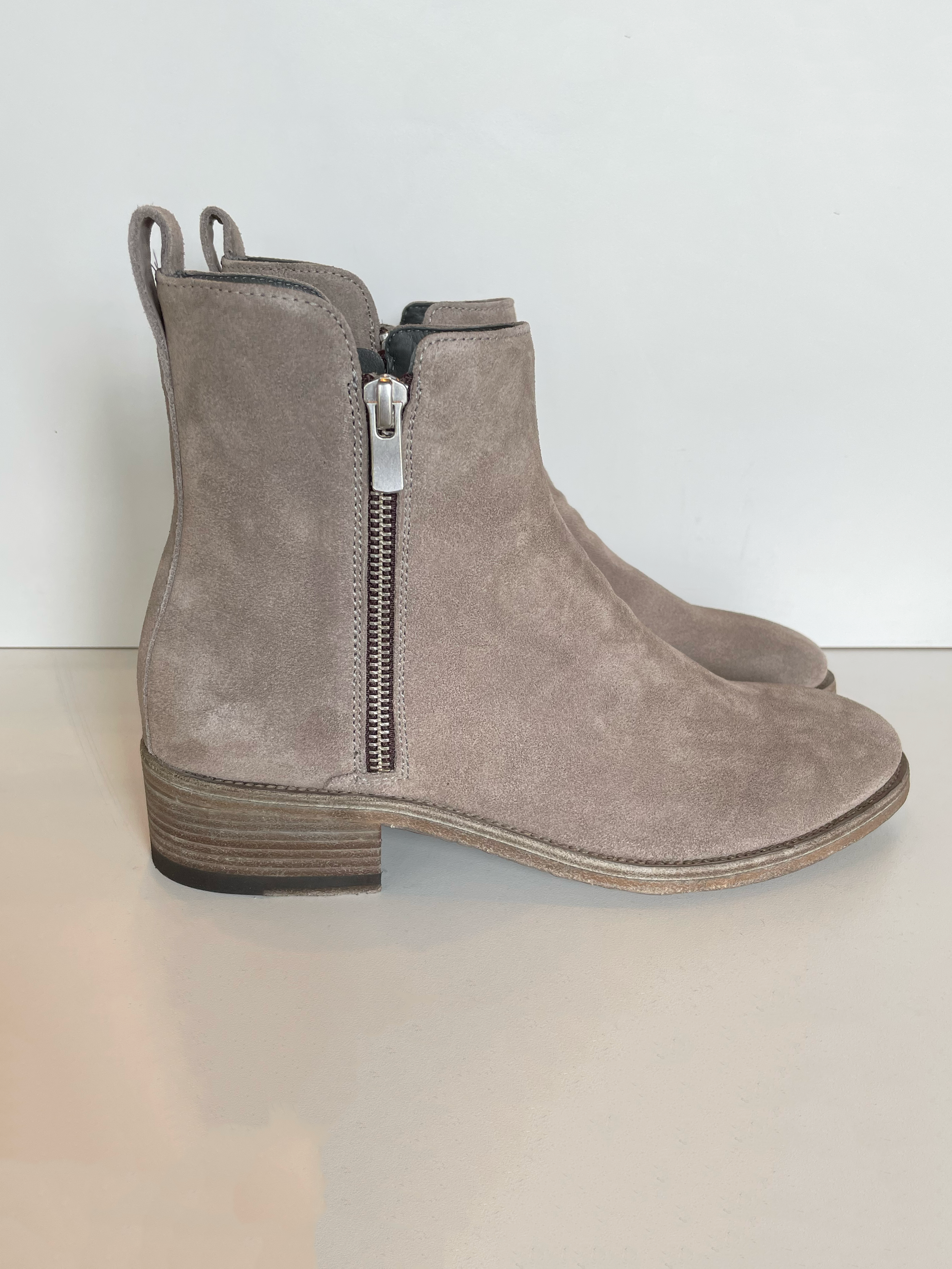 OfficineCreative_Seline_SuedeAnkleBoot_Quartz_SELINE_031_DeborahKents_1.png