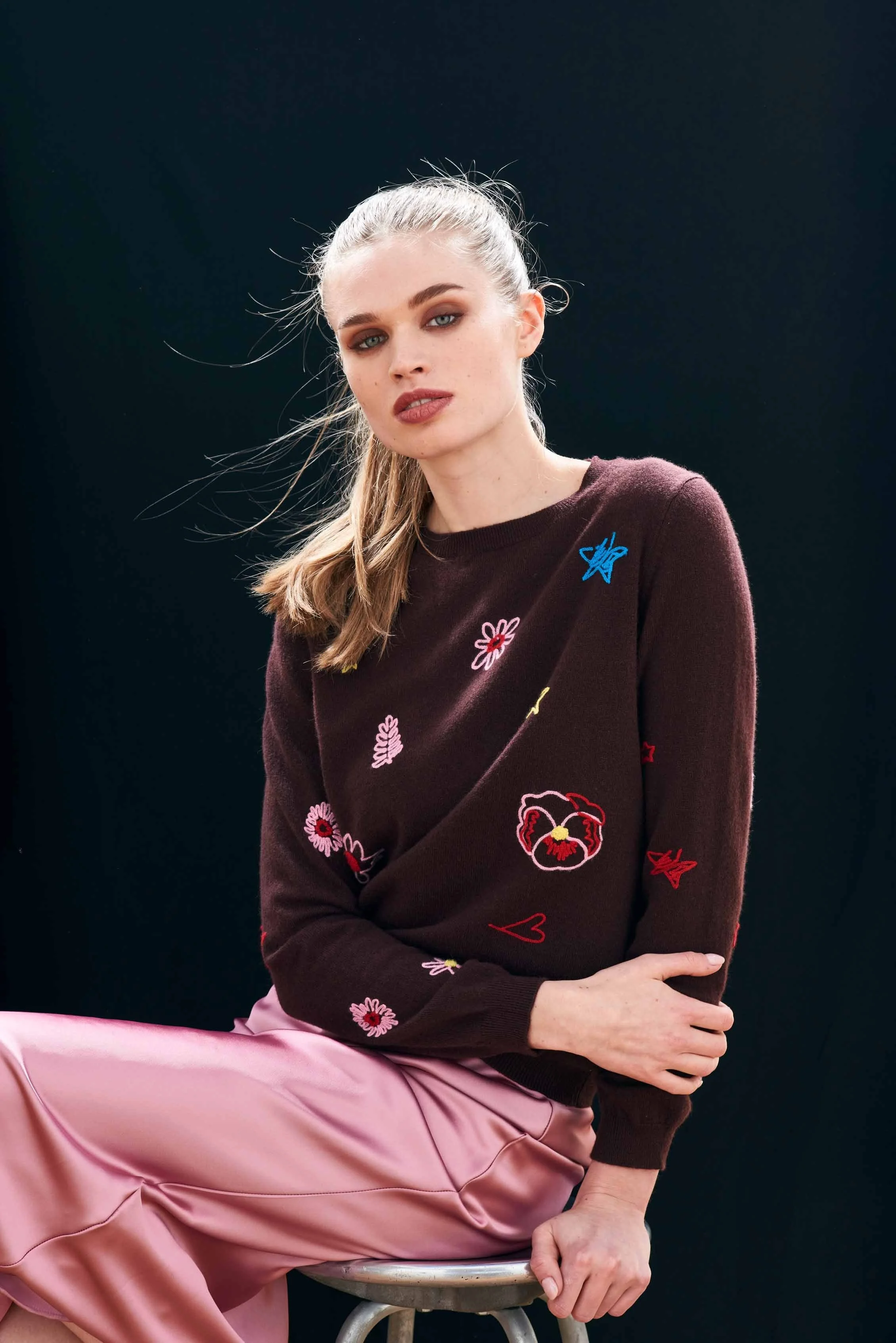ZNC25-1046_CASHMERE_FLORAL_TRIBUTE_CREW_DARK_BROWN_JUMPER_jumper1234_2.jpeg