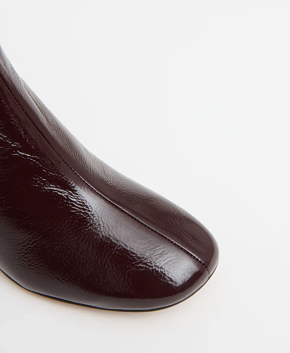 AW25_GloveBoot_WF23F044NL_DarkOxblood_Detail4.webp